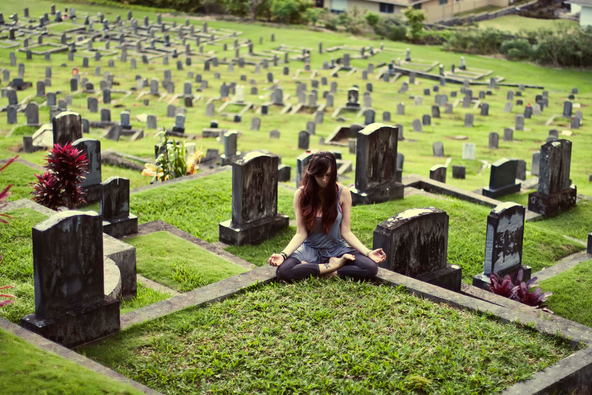 Можно приехать на кладбище. Фотосессия на кладбище. Готическое кладбище. Красивые могилы.