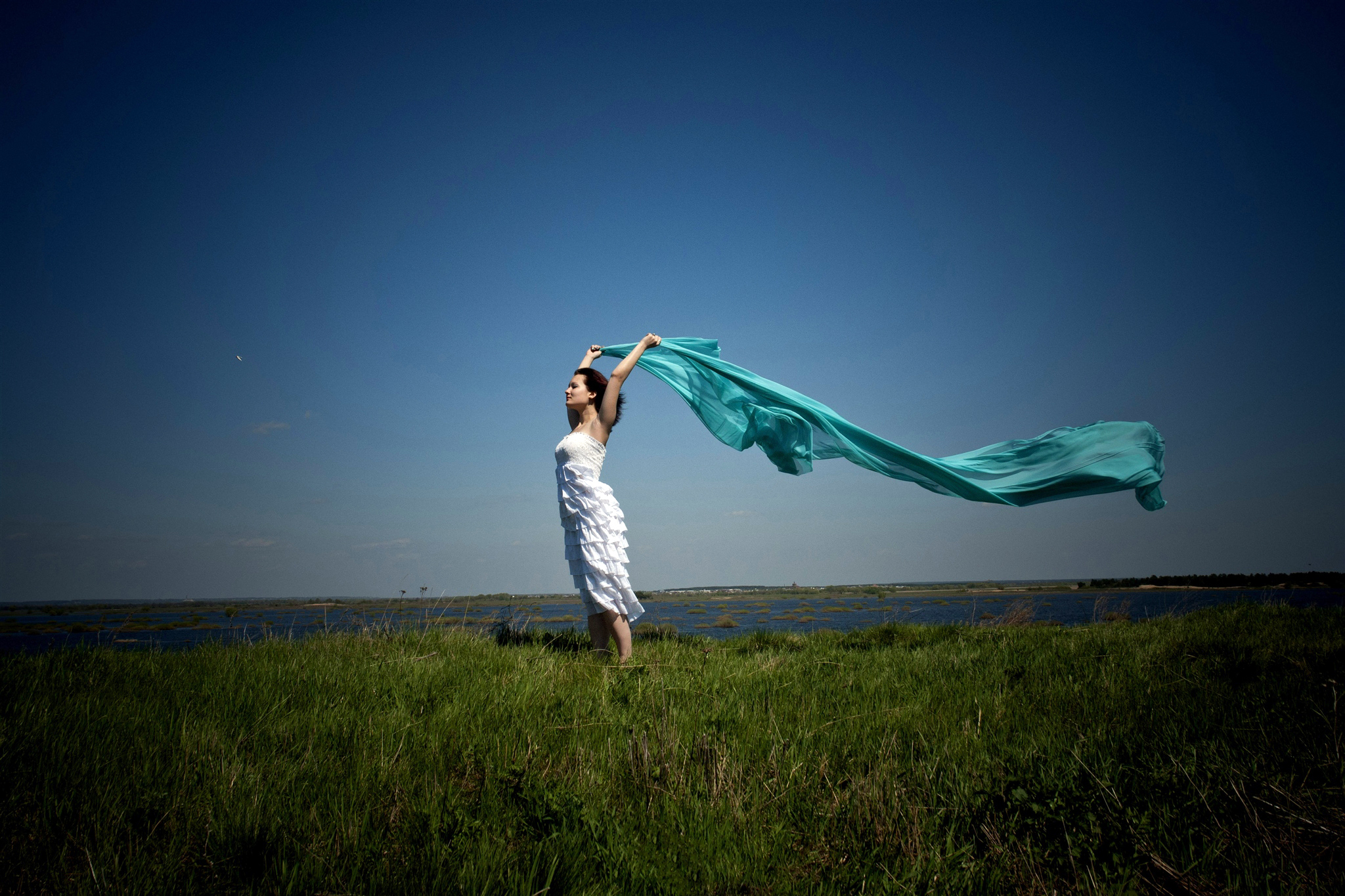 На ближайшем ветру. Фотосессия с тканью на природе. Шарф развивается на ветру. Девушка с платком на ветру. Развивающаяся ткань на ветру.