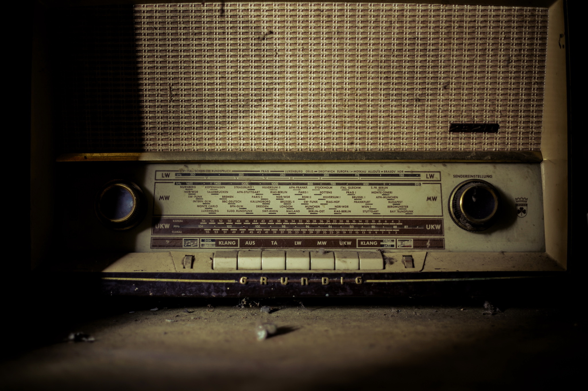 Радио звучание. Радио фон. Старое радио. Радиоприемник на сером фоне. Фон радиопередачи.