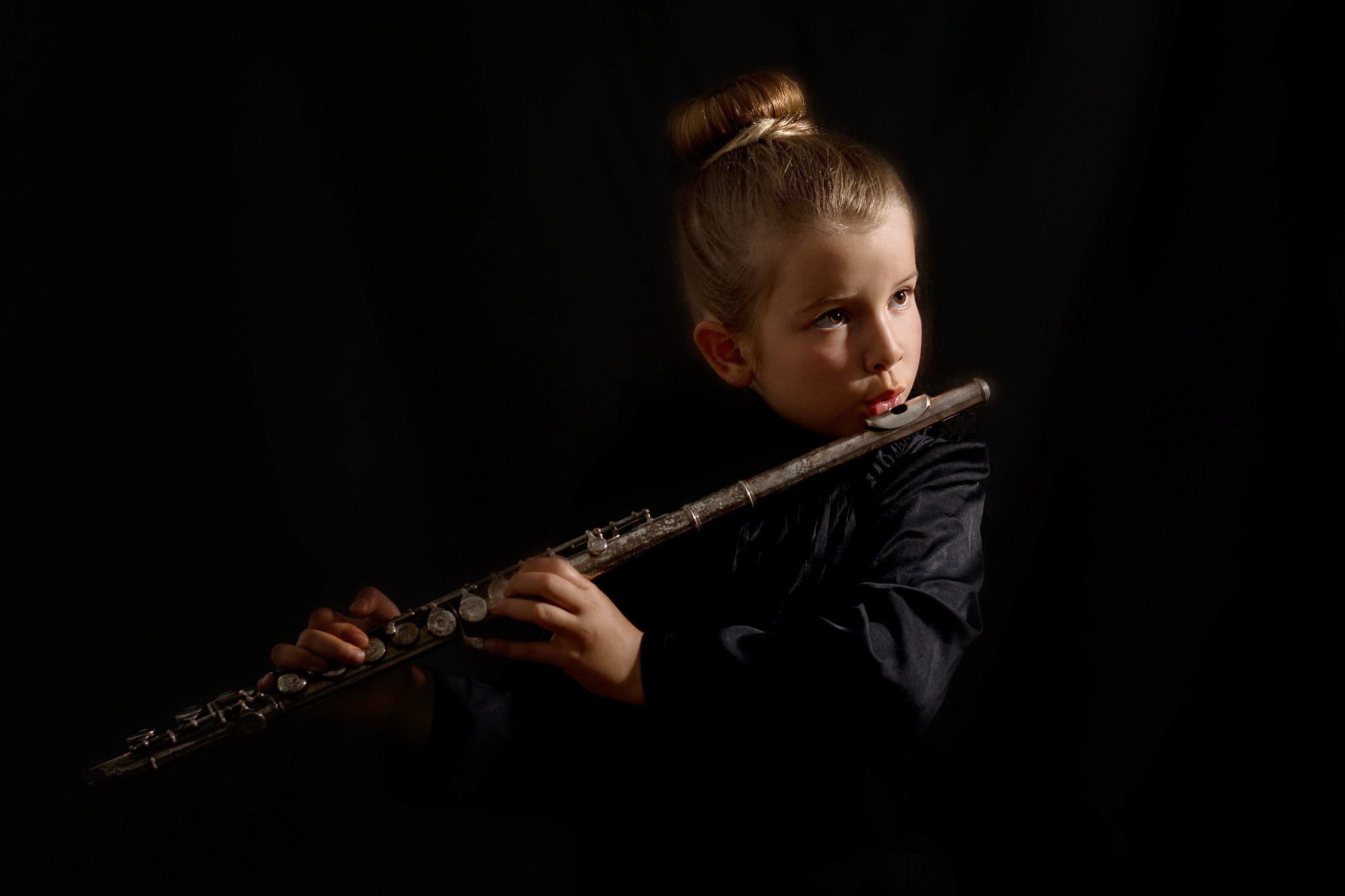 Уроки на флейте. Флейта. Флейта для детей. Ребенок флейтист. Девочка с флейтой.