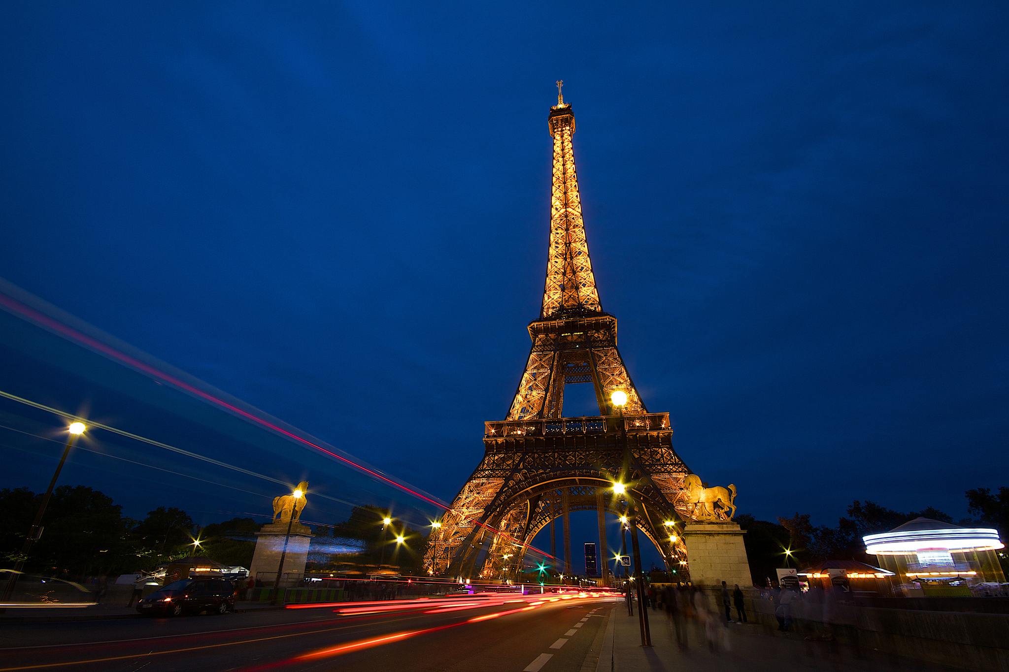 Франция париж фото. Эйфелева башня (la Tour Eiffel). Ейфелева Вежа Париж. Париж Эйфелева башня ночью. Эйфель башня Night.