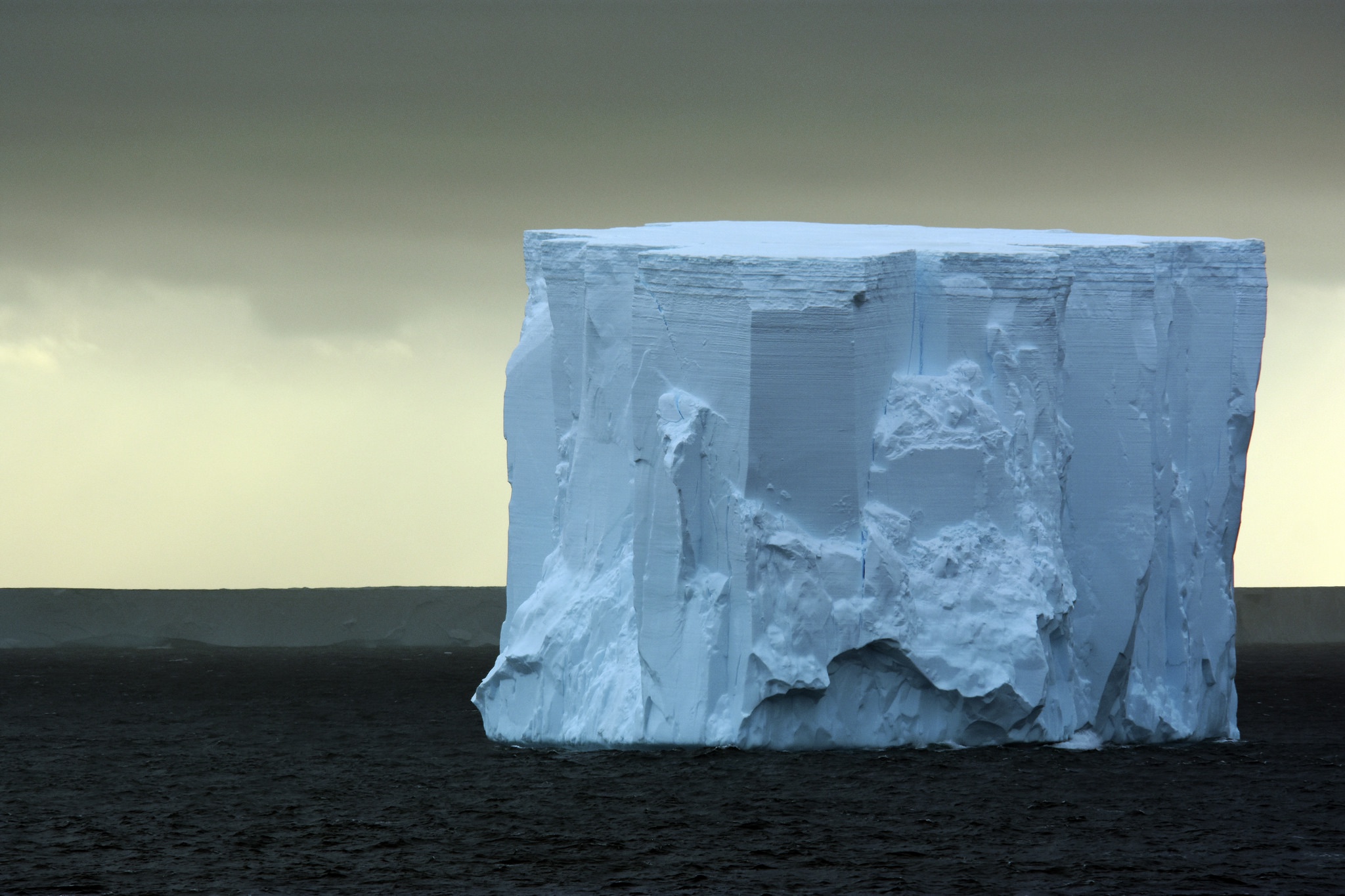 Глыба льда на воде. Iceberg. Айсберг шторм. Глыба льда. Огромные глыбы льда.