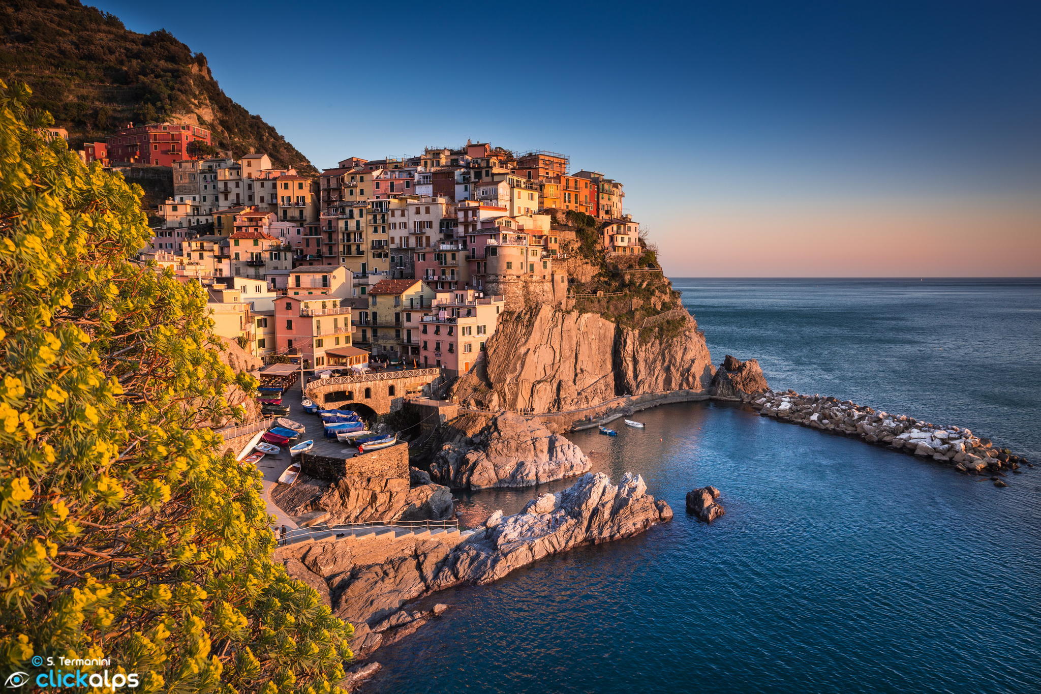 Обои на стол италия. Манарола Лигурия Италия. Лигурийское побережье Cinque Terre. Манарола Чинкве-Терре Италия. Италия скала Манарола.