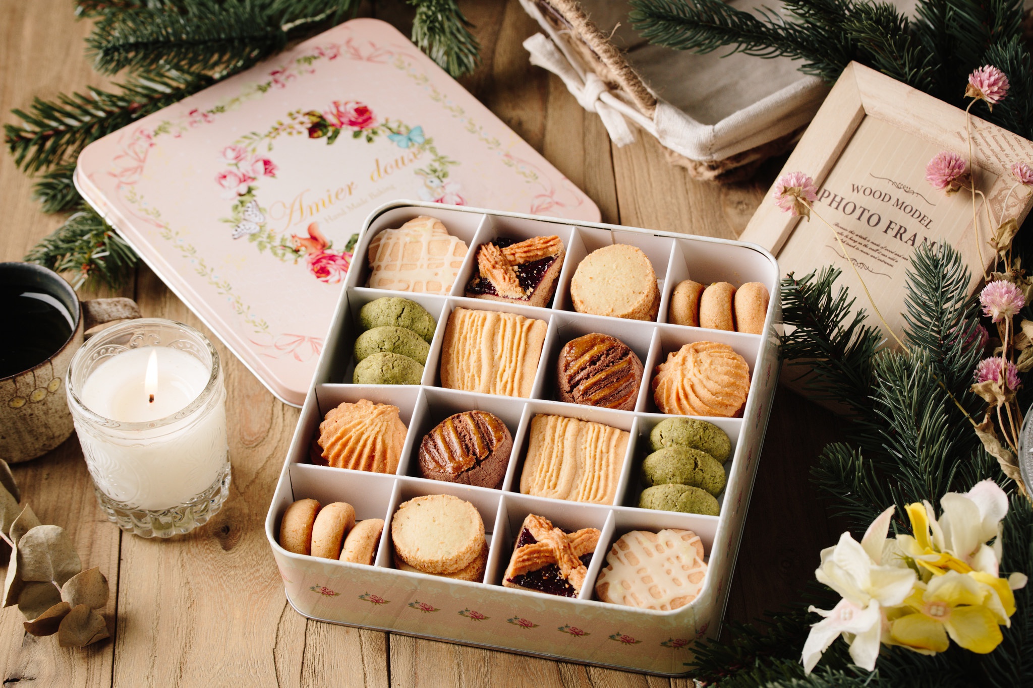 Тонкие сладости. Печенье в коробке. Новогодние коробочки с печеньем. Набор печенья подарочный. Красивая упаковка печенья.