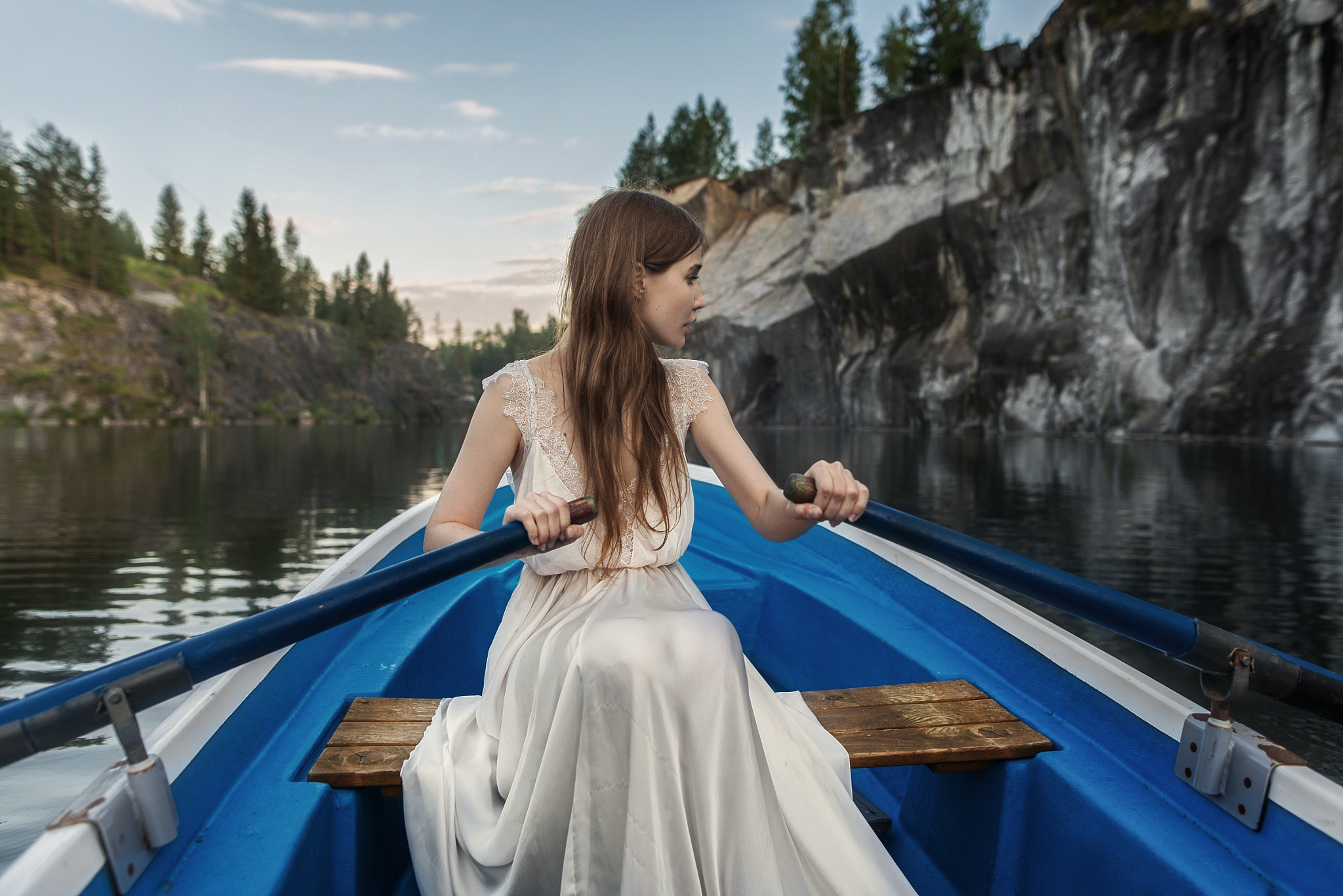 Девушки охотно. Красивая девушка в лодке. Фотосессия в лодке девушка. Красивая девушка в лотке. Девушка у реки.