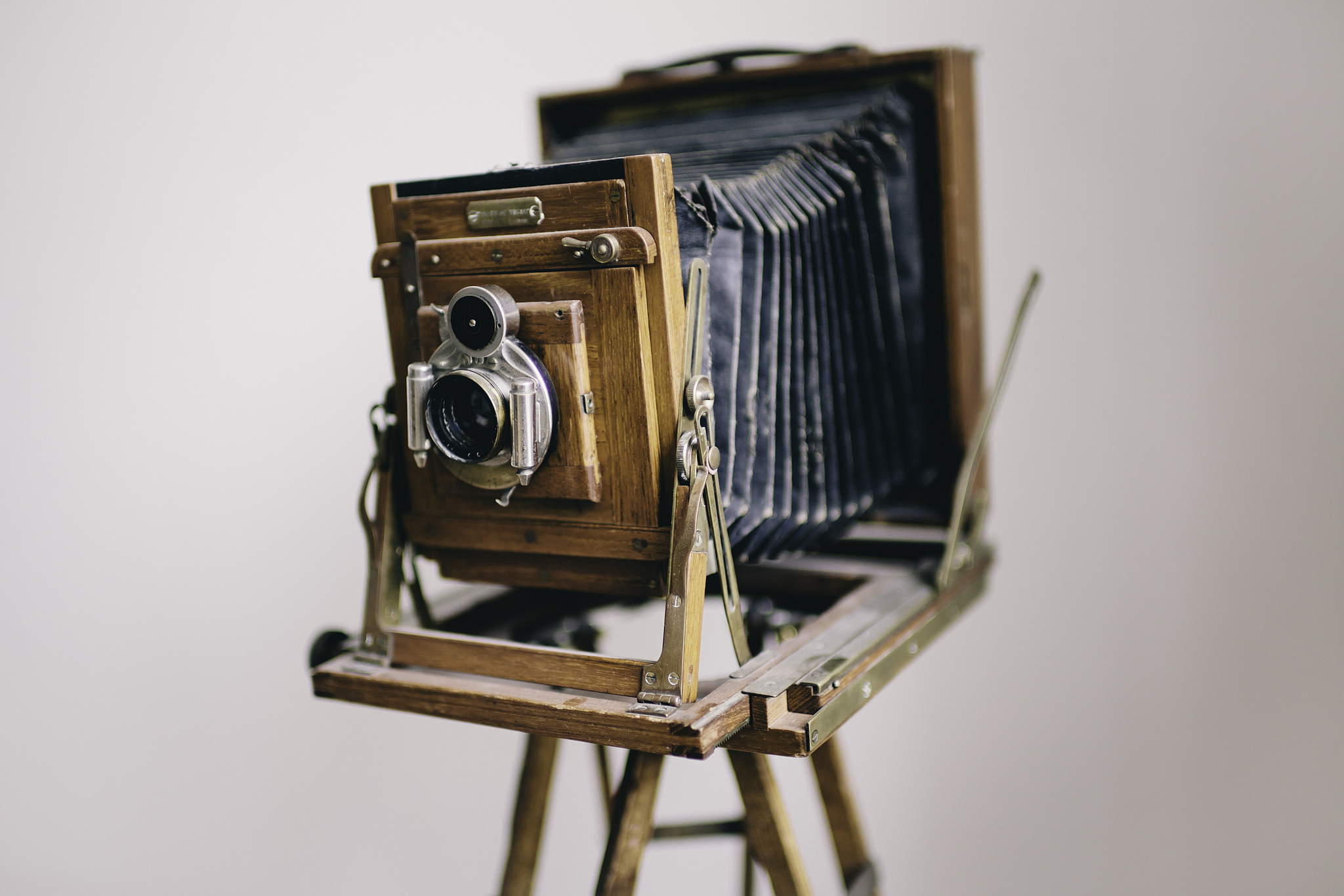 Старые камеры фото. Старый фотоаппарат. Старая фотокамера. Ретро фотоаппарат. Старинная фотокамера.