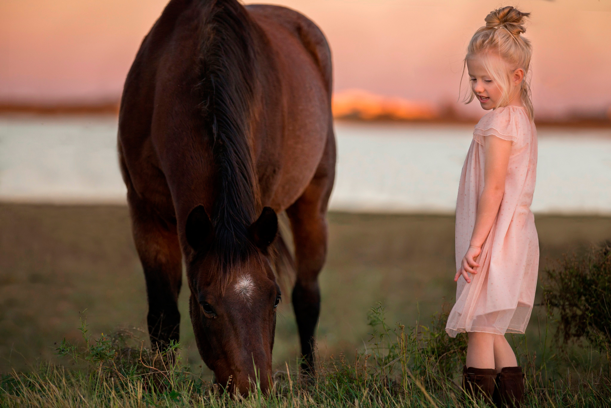 Девочка с лошадкой. Фотосессия с лошадьми дети. Девочка на лошади. Лошадка для детей. Дитя лошади.