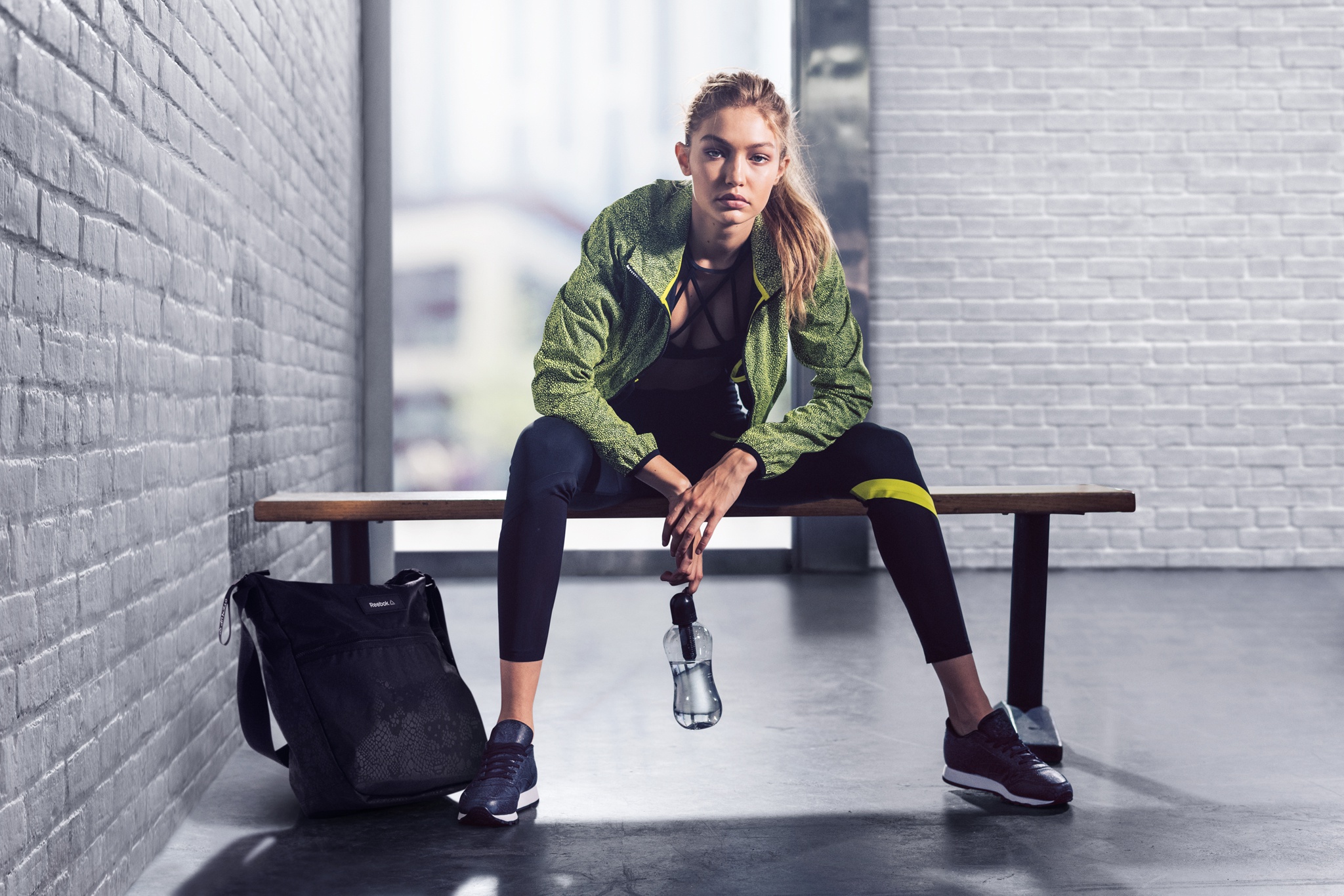 Спорт одежда обувь. Джиджи Хадид Reebok. Gigi Hadid Reebok коллекция. Reebok Gigi Hadid костюм. Reebok Gigi Hadid кроссовки.