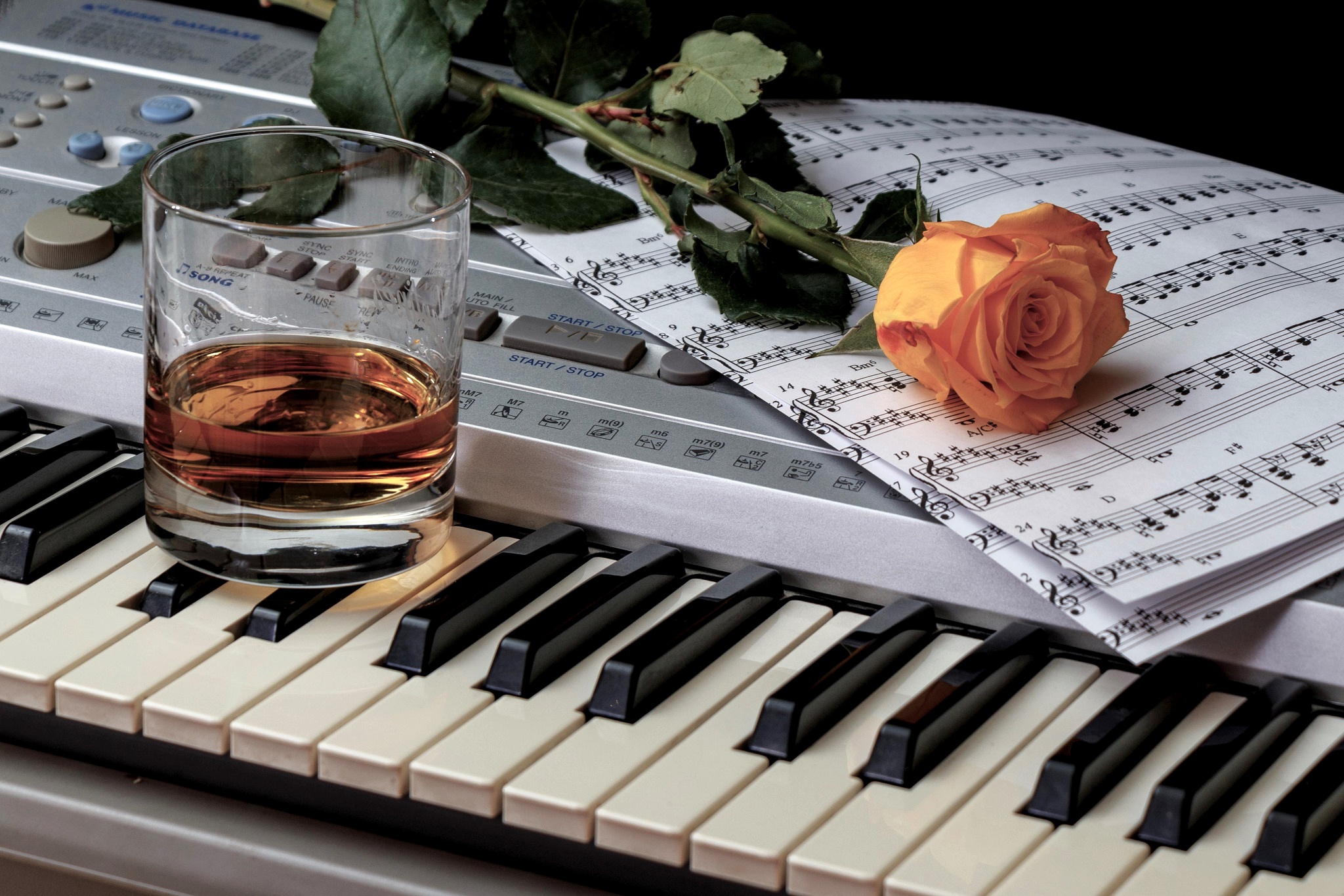 Музыка в жизни ребенка. Пианино с цветами. Цветы на рояле. Романтическое пианино. Пианино на рабочий стол.