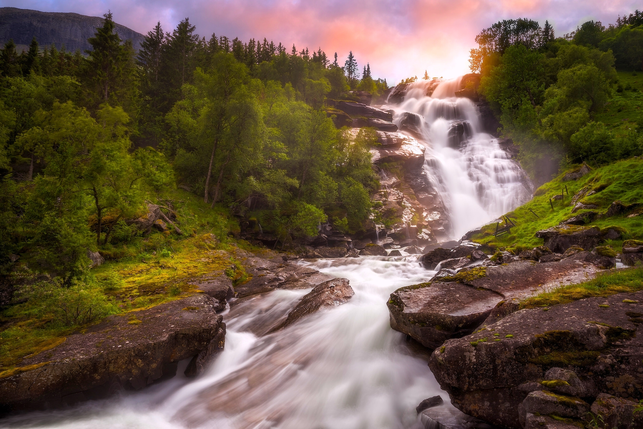 Потоки с гор воды. Горный ручей Норвегия. Норвегия река водопад горы. Горный ручей водопад на реке, река. Водопад Бельбе.