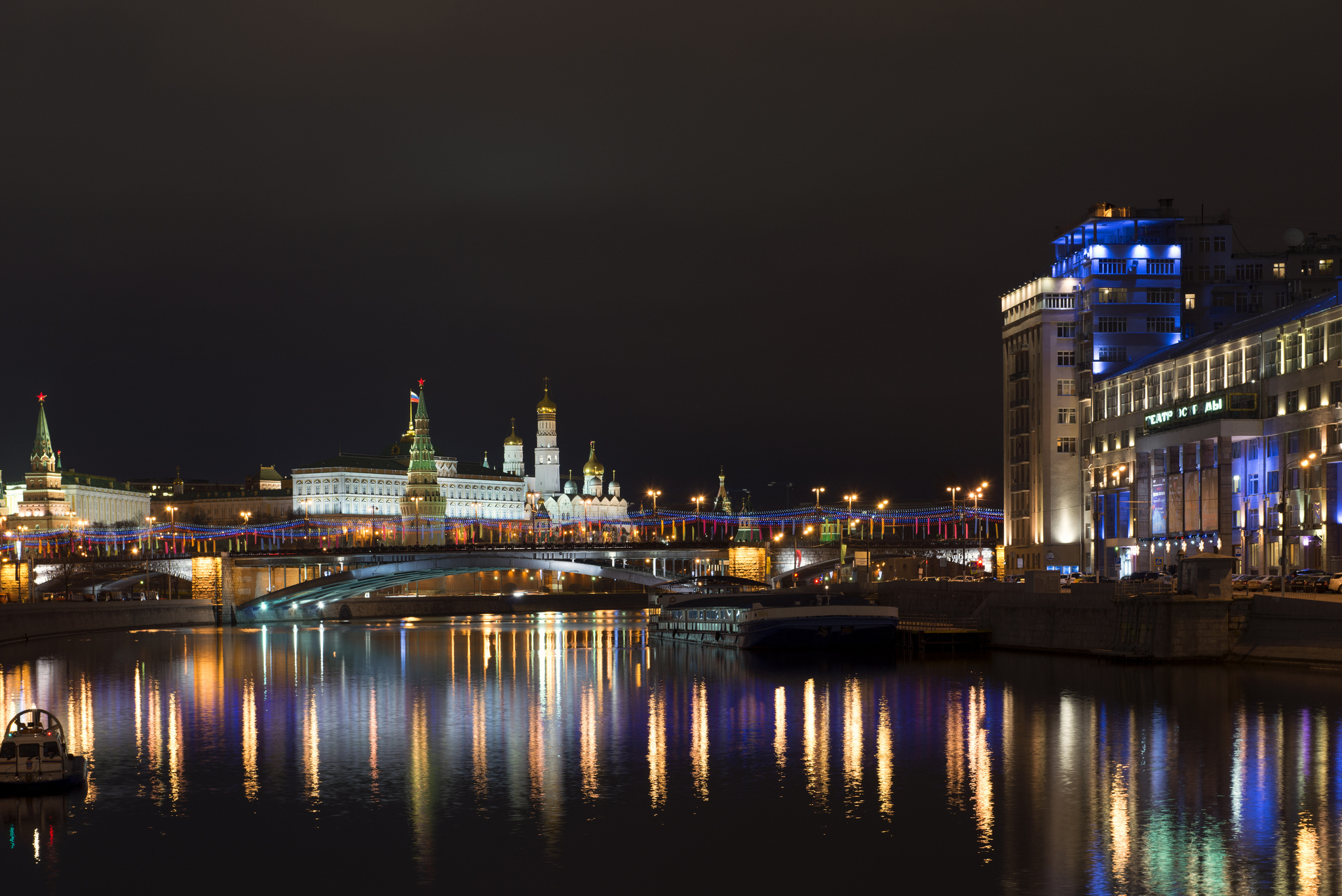Насколько вечером. Москоу Сити река Москва. Москва река Москва Сити ночью. Ночная Москва-река вид с теплохода.