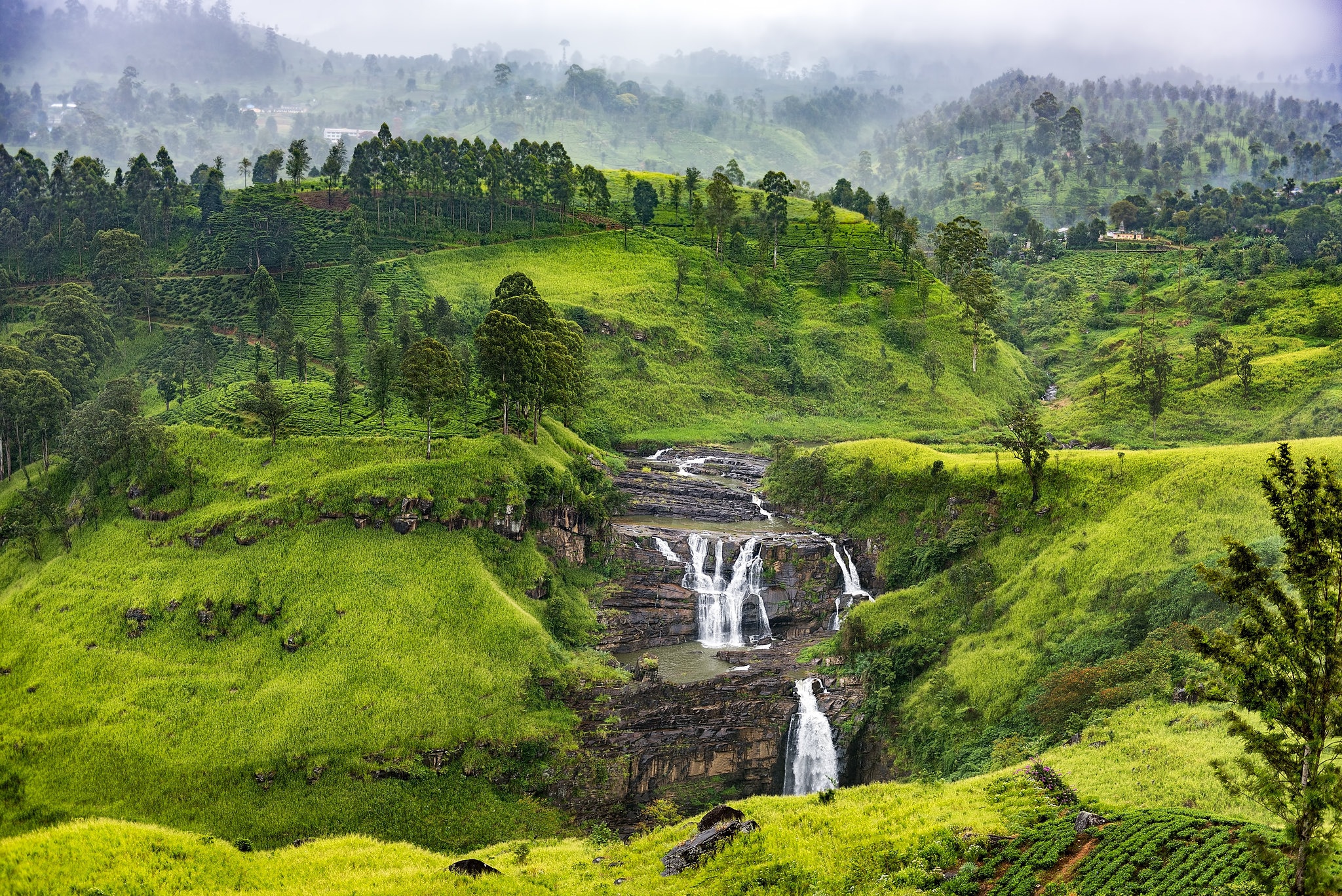 Шри ланка япония. Водопад Бамбараканда Шри-Ланка. Водопад сент Клер Шри. Нувара Элия водопады. Водопад сент Клер Шри Ланка.