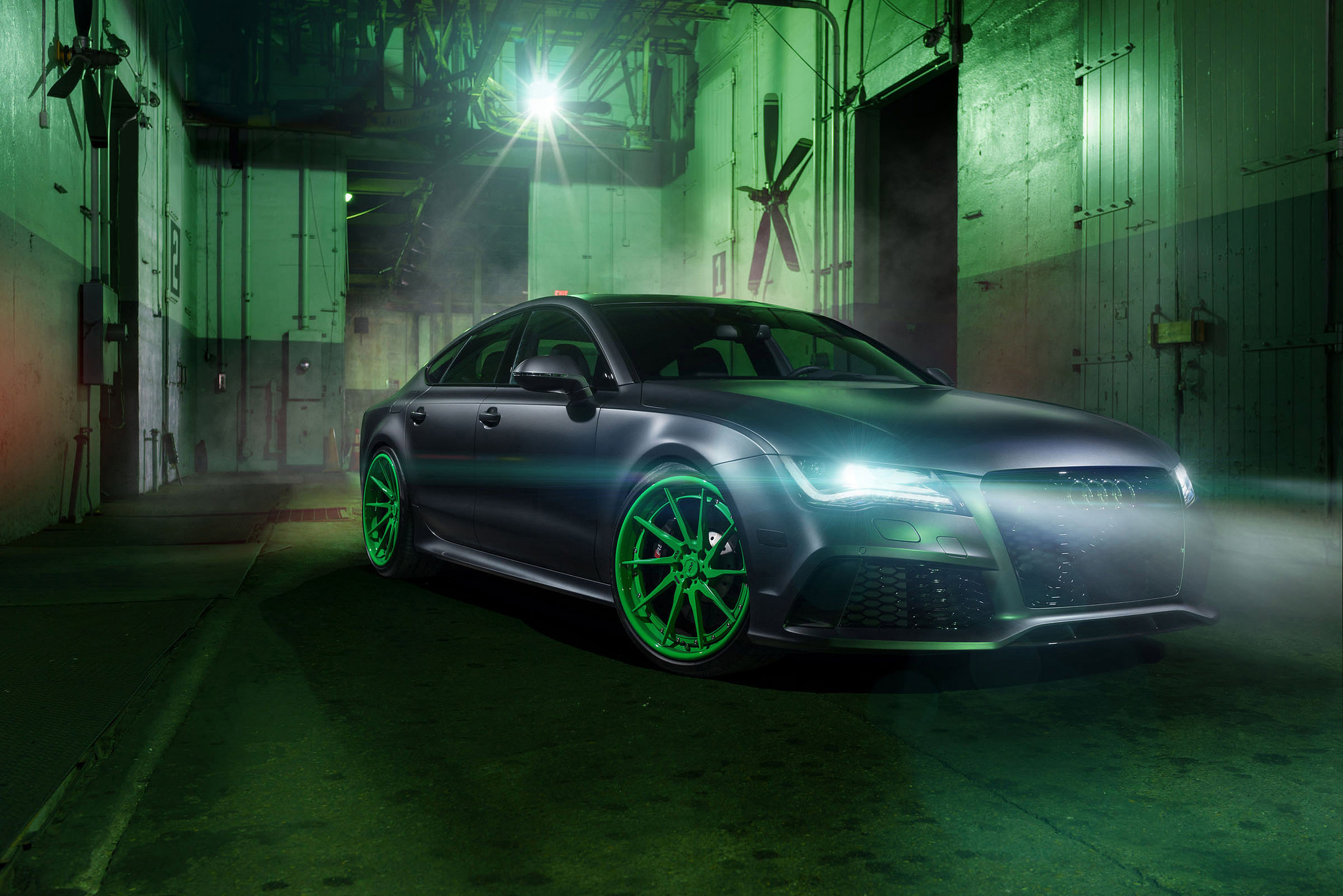 Зеленый автомобиль на дороге. Audi rs7. Машина Audi rs7. Audi rs7 неон. Ауди рс7 зеленая.