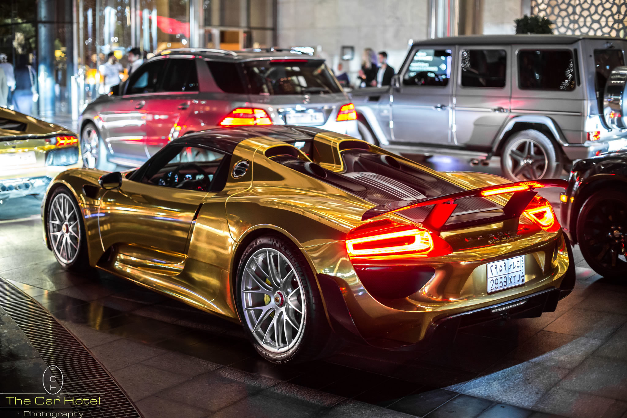 Gold машины. Porsche 918 Spyder золотой. Порше 918 Spyder Dubai.. Порше 918 Spyder 2022.Dubai. Porsche 918 Gold. Dubai.