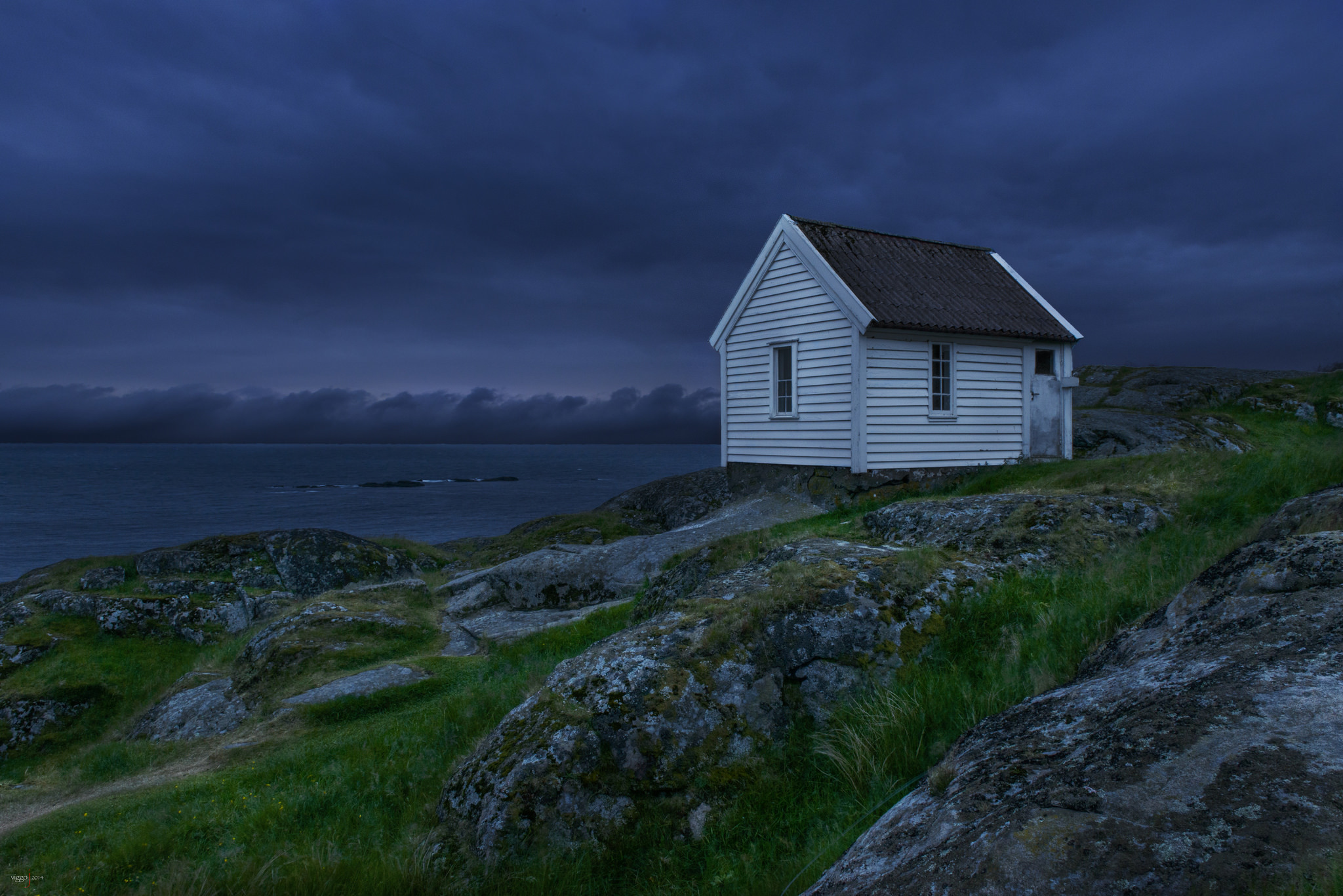 Одиноко стоящий дом. Тихая гавань Ирландия. Хижина штата Мэн. Норвегия одинокий дом на берегу озера. Лесная Хижина Норвегия.