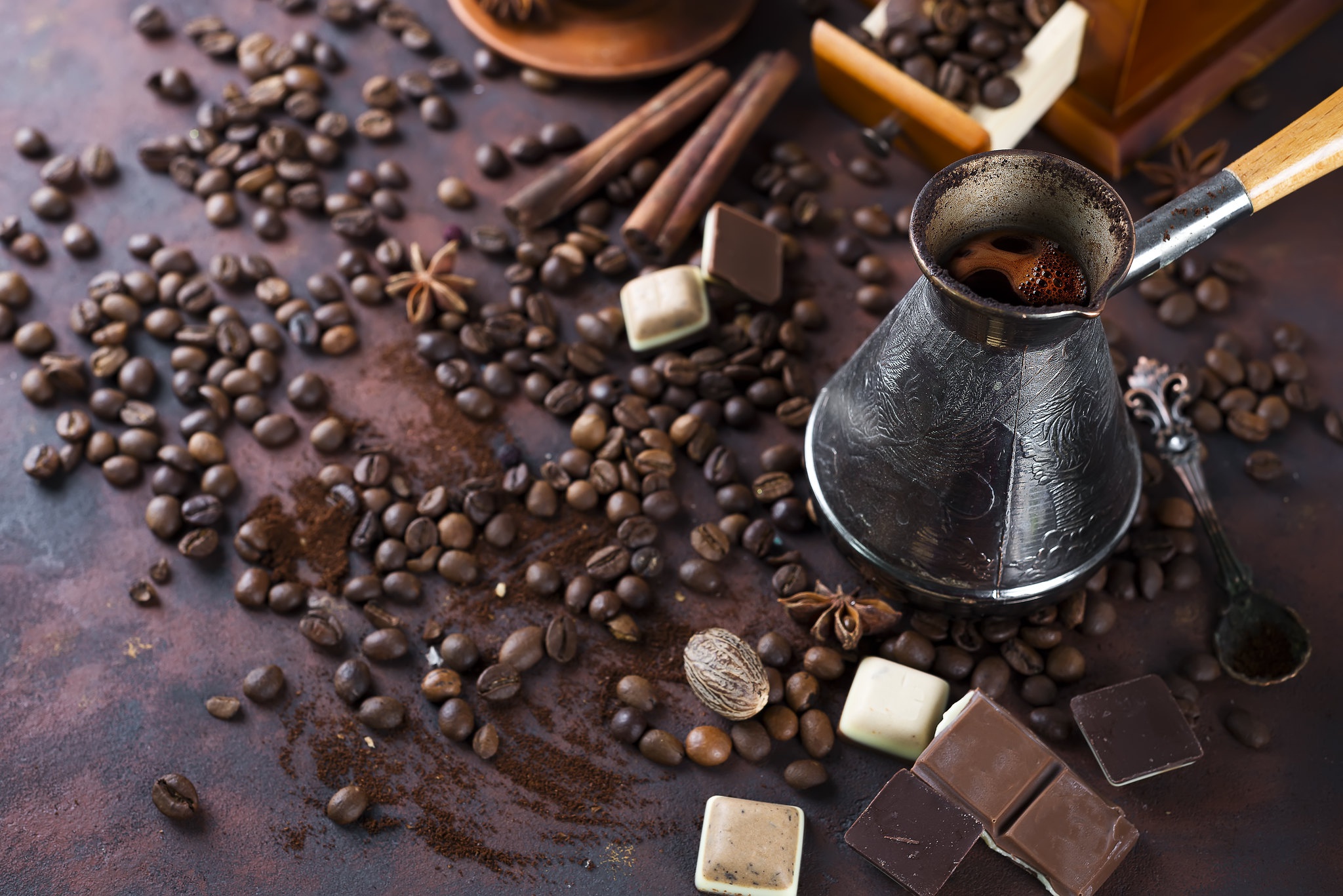 Coffee i chocolate. Кофе зерновой джезва. Кофе и шоколад. Кофейный натюрморт. Натюрморт с кофе.