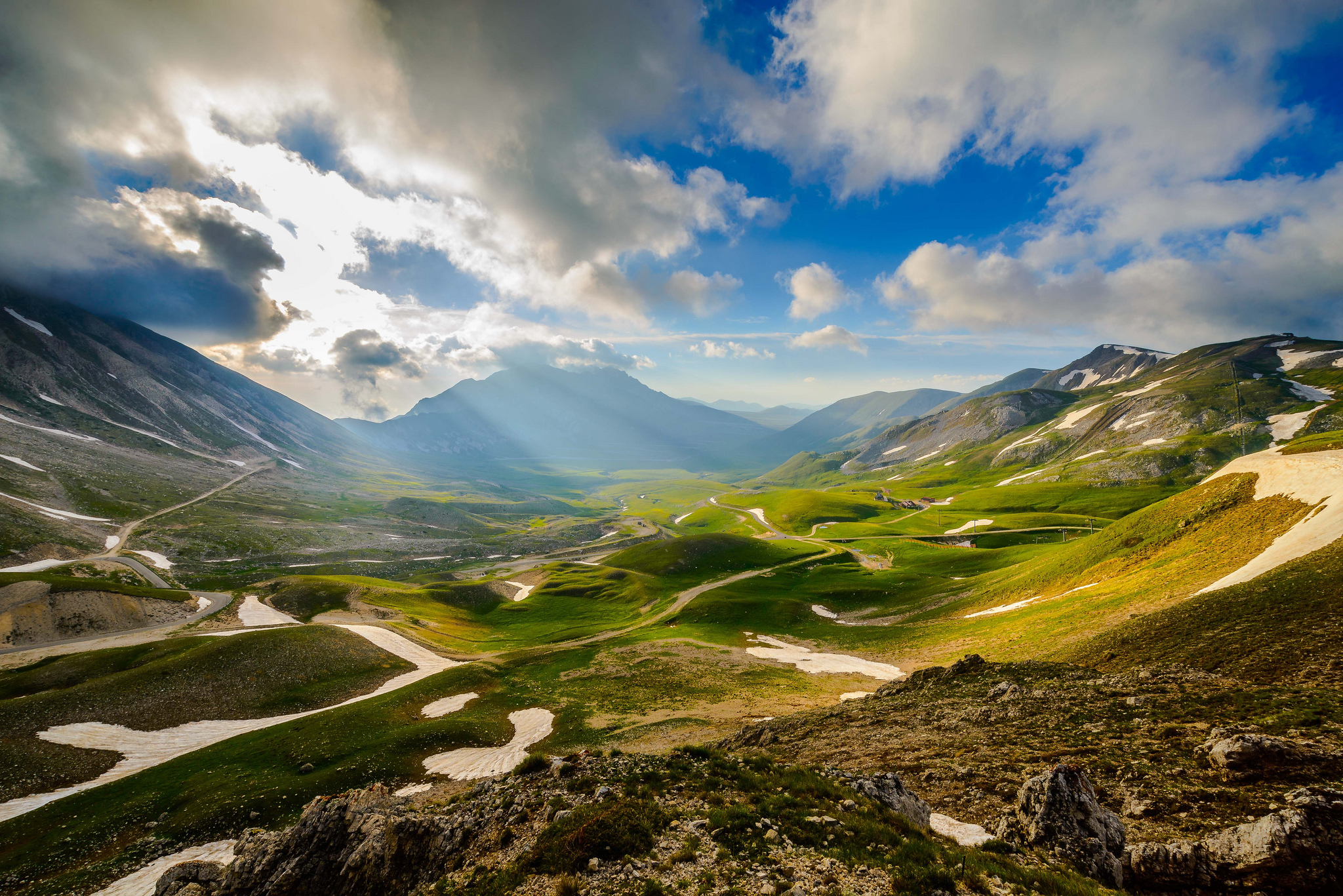 Долина. В долине гор Дагестана. Долина Кулу Гималаи. Высокогорная Долина. Природа Долина Дагестана.