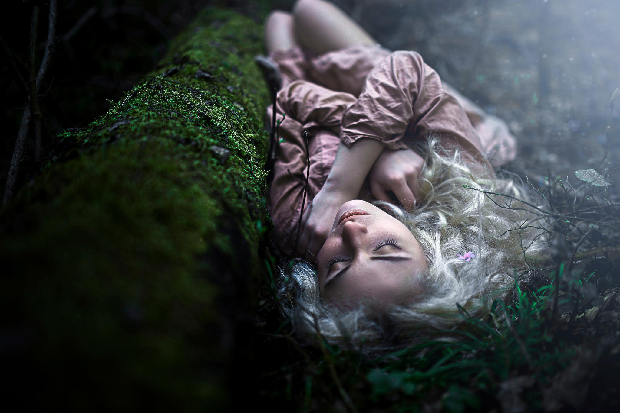 Нашли в лесу спящего. Лежит в лесу. Девушка в лесу. Женщина лежит в лесу.