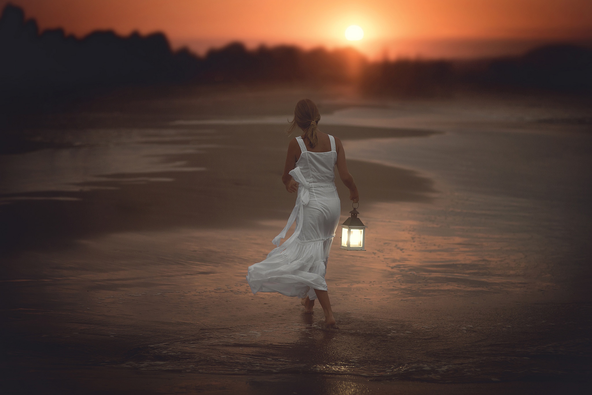 Ночью танцы до рассвета слезы от любви. Девушка на берегу моря. Девушка море вечер. Девушка в белом платье. Девушка бежит в платье.