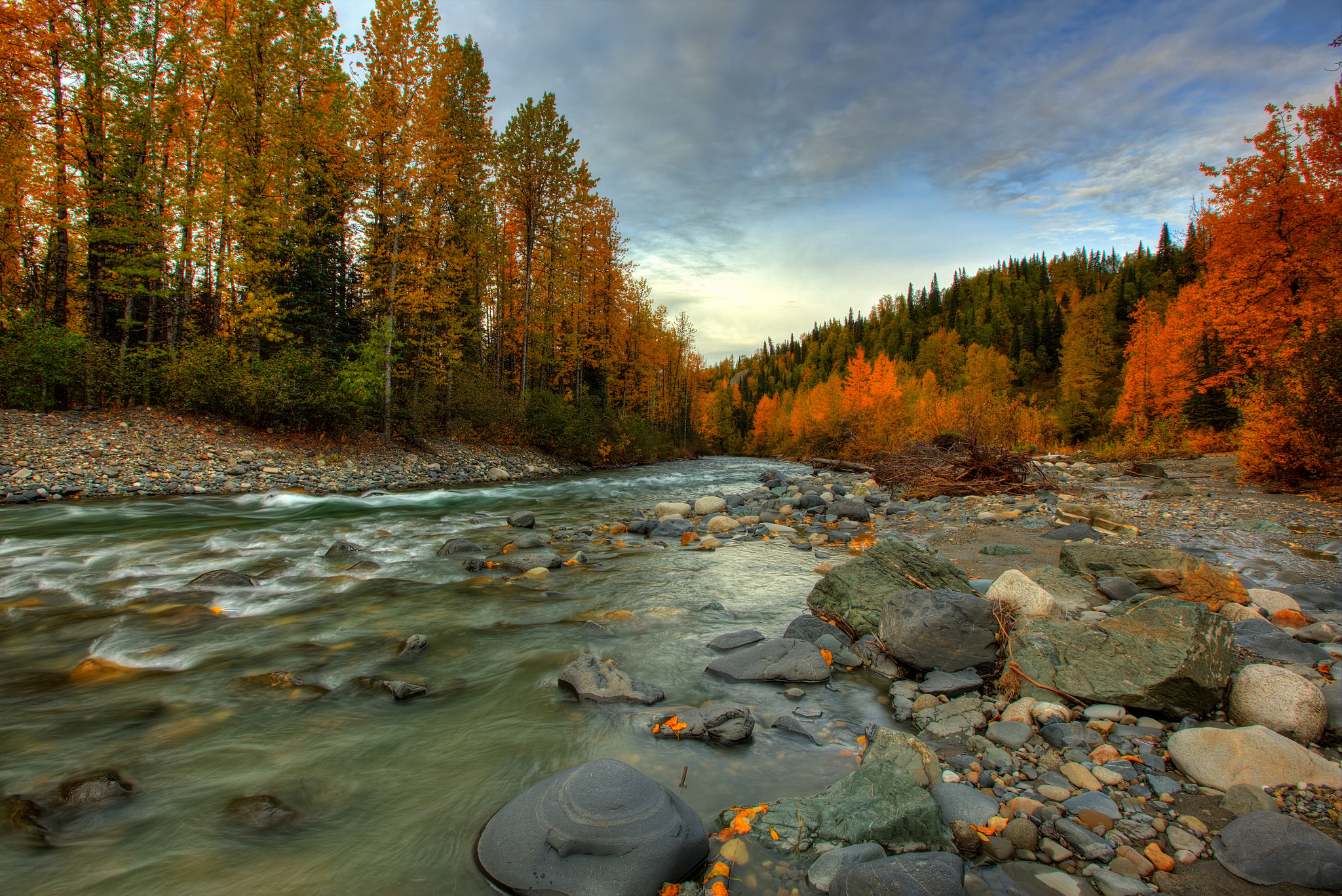 Природа обновилась. Горные реки Аляски. Аляска Горная речка. Коюк Аляска. Селиткан река.