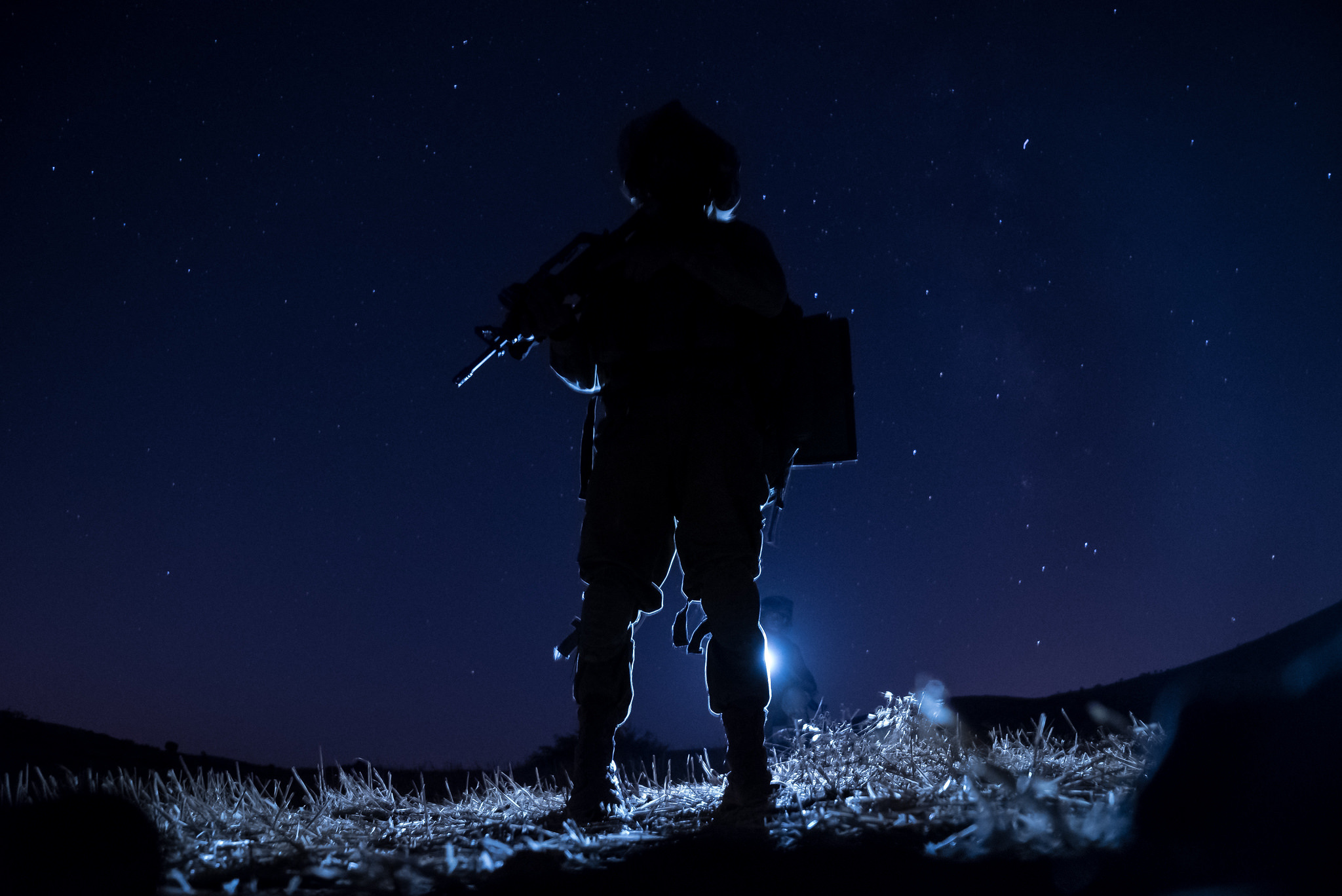 Вс рф уходят. Солдат ночью. Солдаты на фоне ночного неба. Спецназ ночью. Воин в темноте.