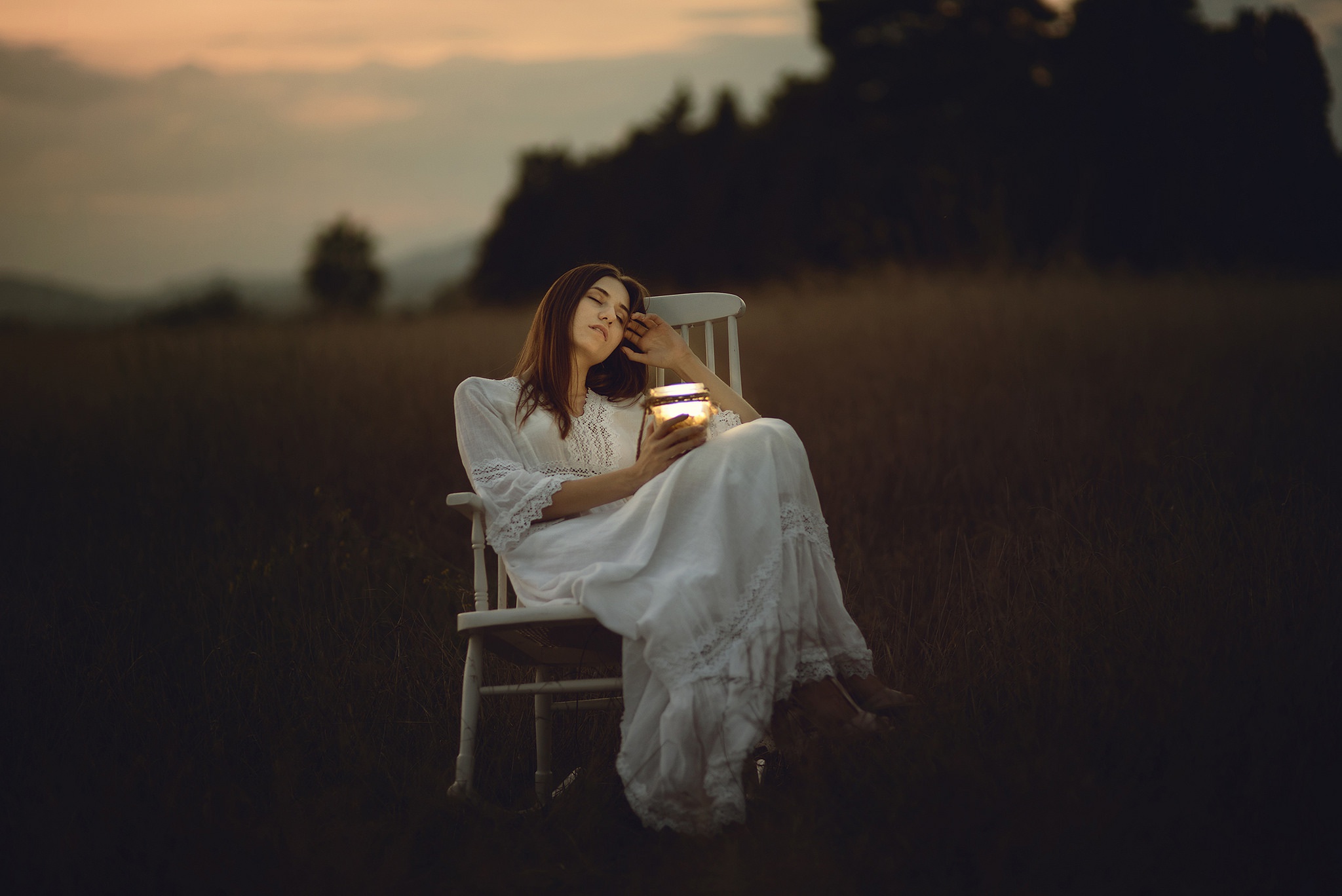 Почему ночь слушать. Это одиночество. Одиночество девушка. Девушка тишина. Фотосессия со стулом на природе.