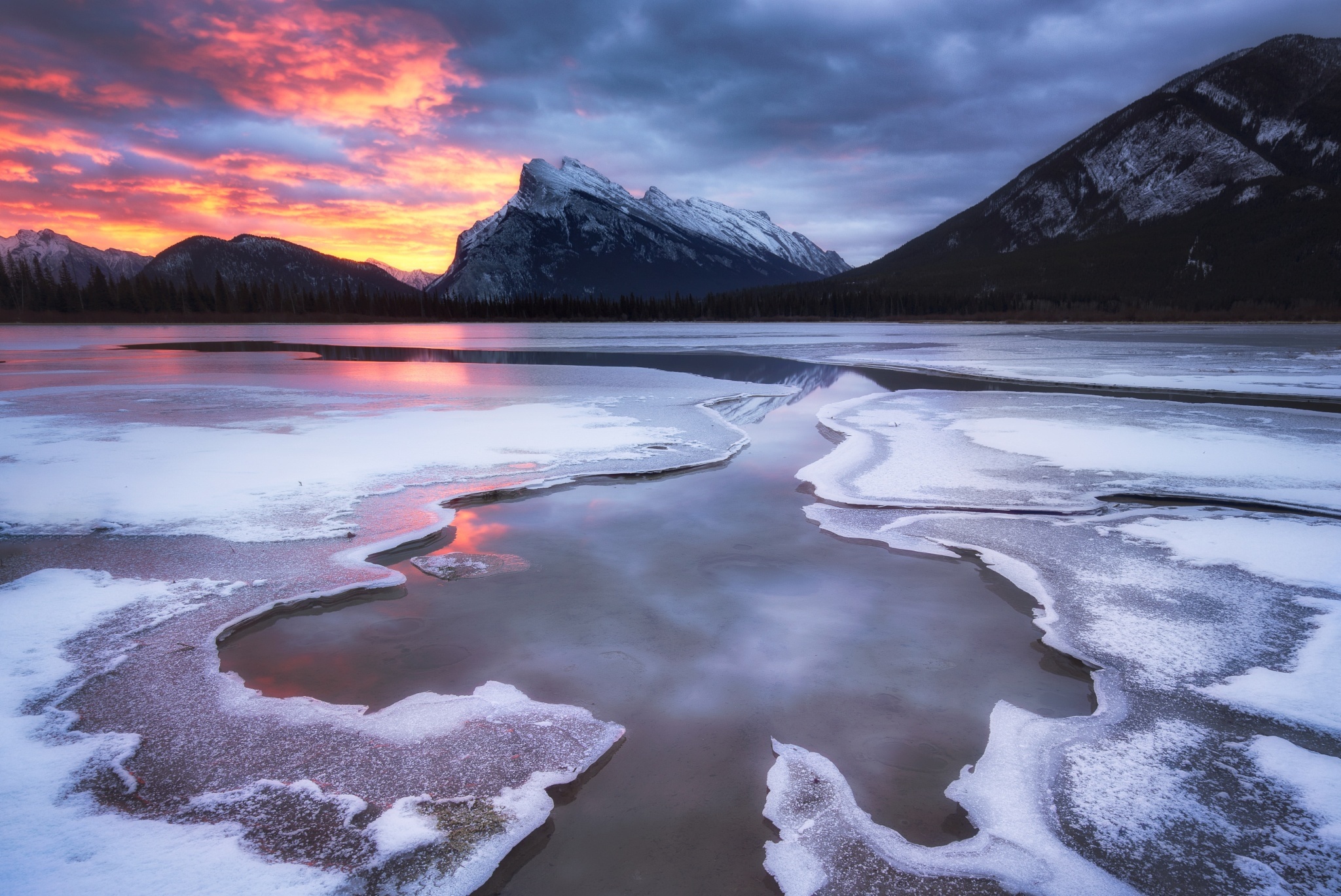 Лед на реках и озерах. Озеро Вермилион Канада. Ледяная река. Замерзшее озеро в горах. Лед на озере.