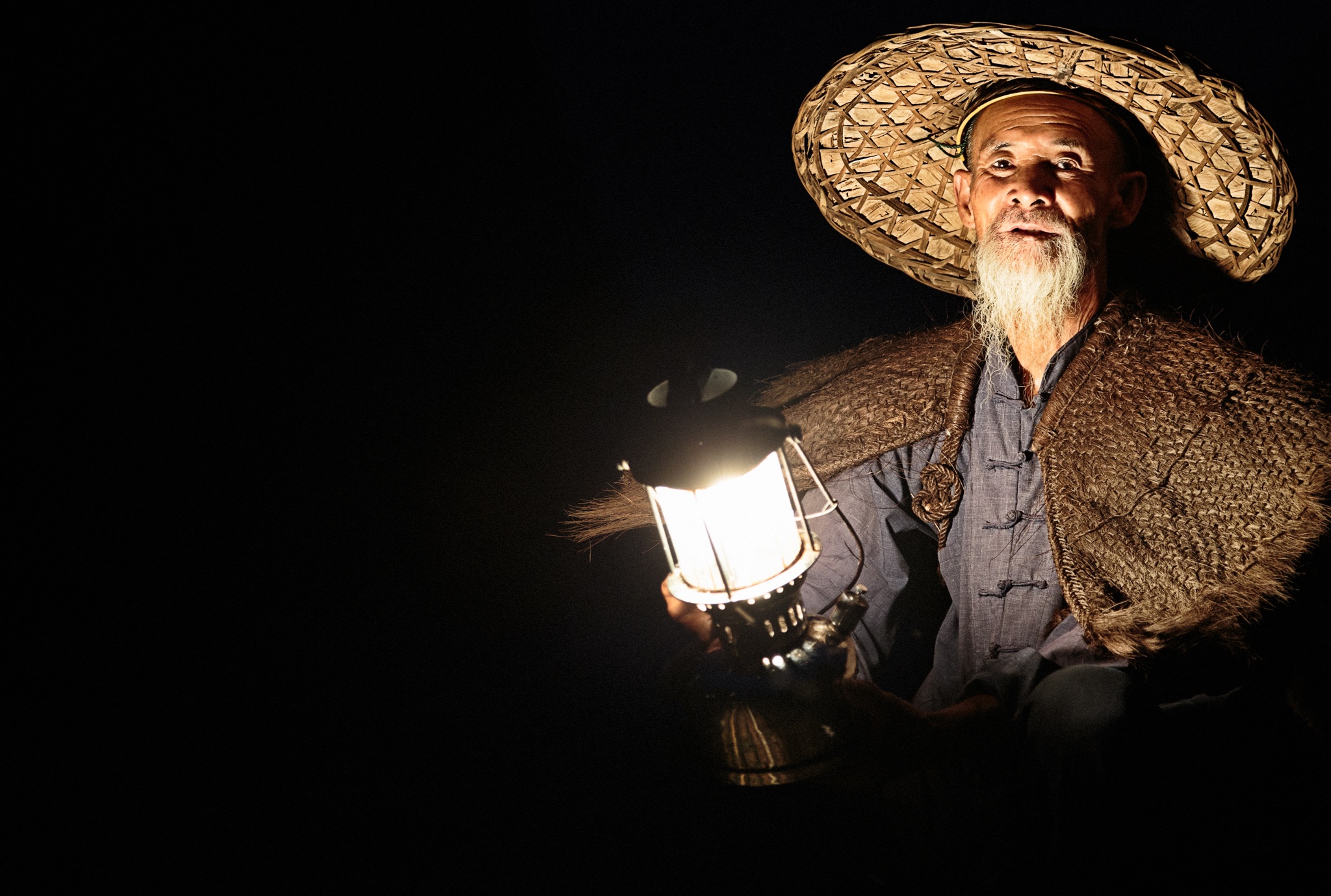 The old man. Старик с фонарем. Старик с фонарем светильник. Шляпа мудреца. Дед с фонариком.