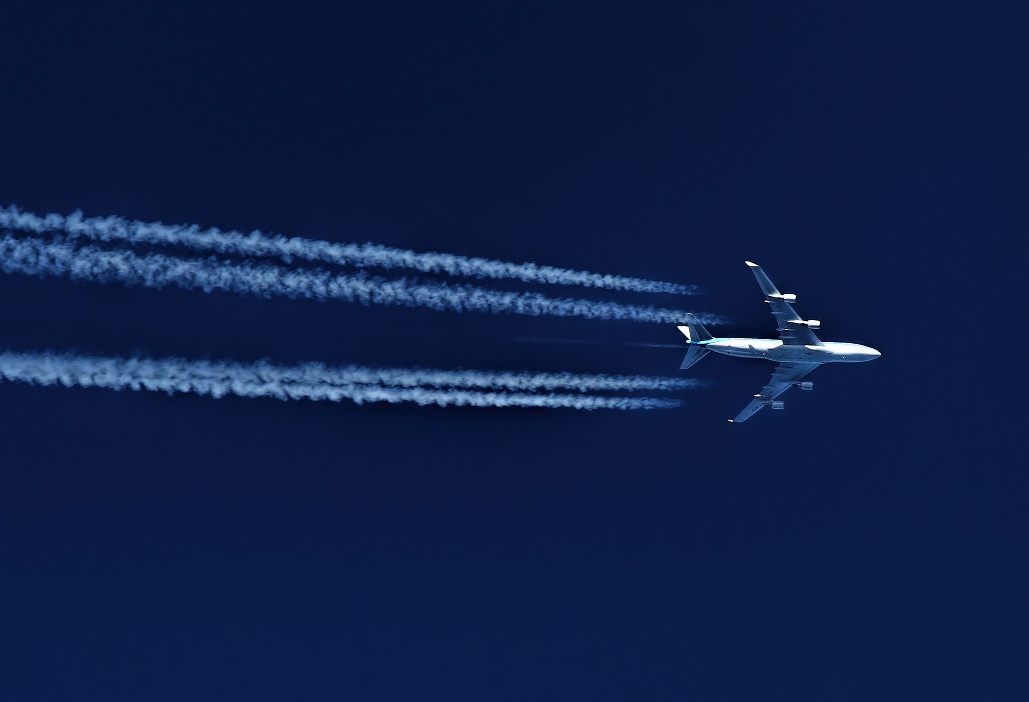 Учеба креативная реклама. Полетаем speed up. Человек на крыле самолета. Скорость креативная реклама. Полёт на скорости вертикальная картинка.