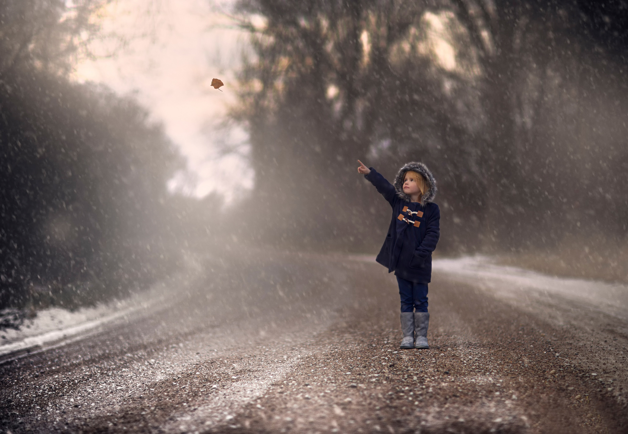 Мальчик ушедших времен. Девочка на дороге. Маленькая девочка бежит. Маленькая девочка на дороге. Дети на дороге зима.