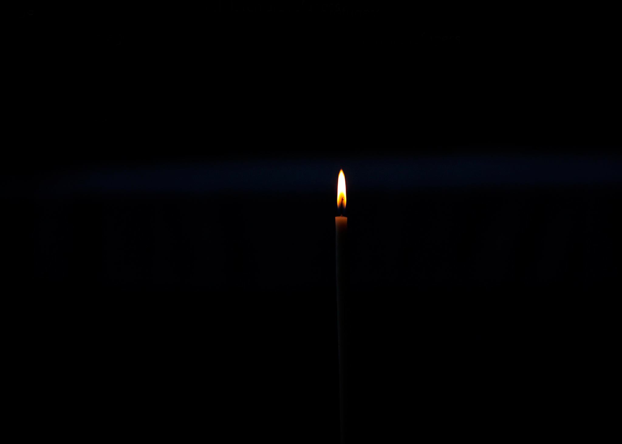 Свеча траурная крокус. Траур свеча на черном фоне. Свеча на темном фоне. Свечка на темном фоне. Свечка на черном фоне.