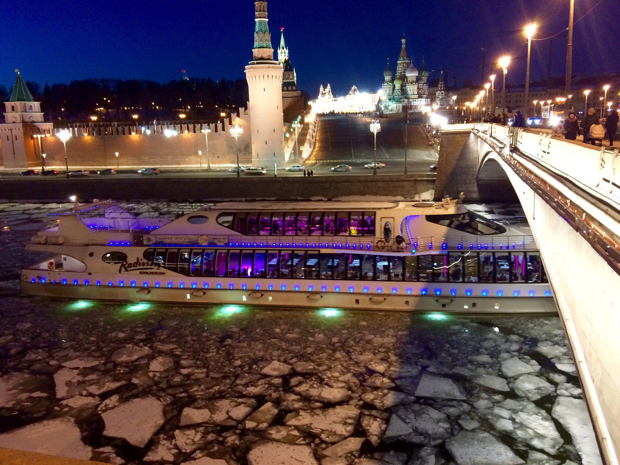 Moscow ll. Ривер Палас ночью. Москва река новый год. Новогодний теплоход в Москве. Новогоднее украшение набережной Москвы реки.