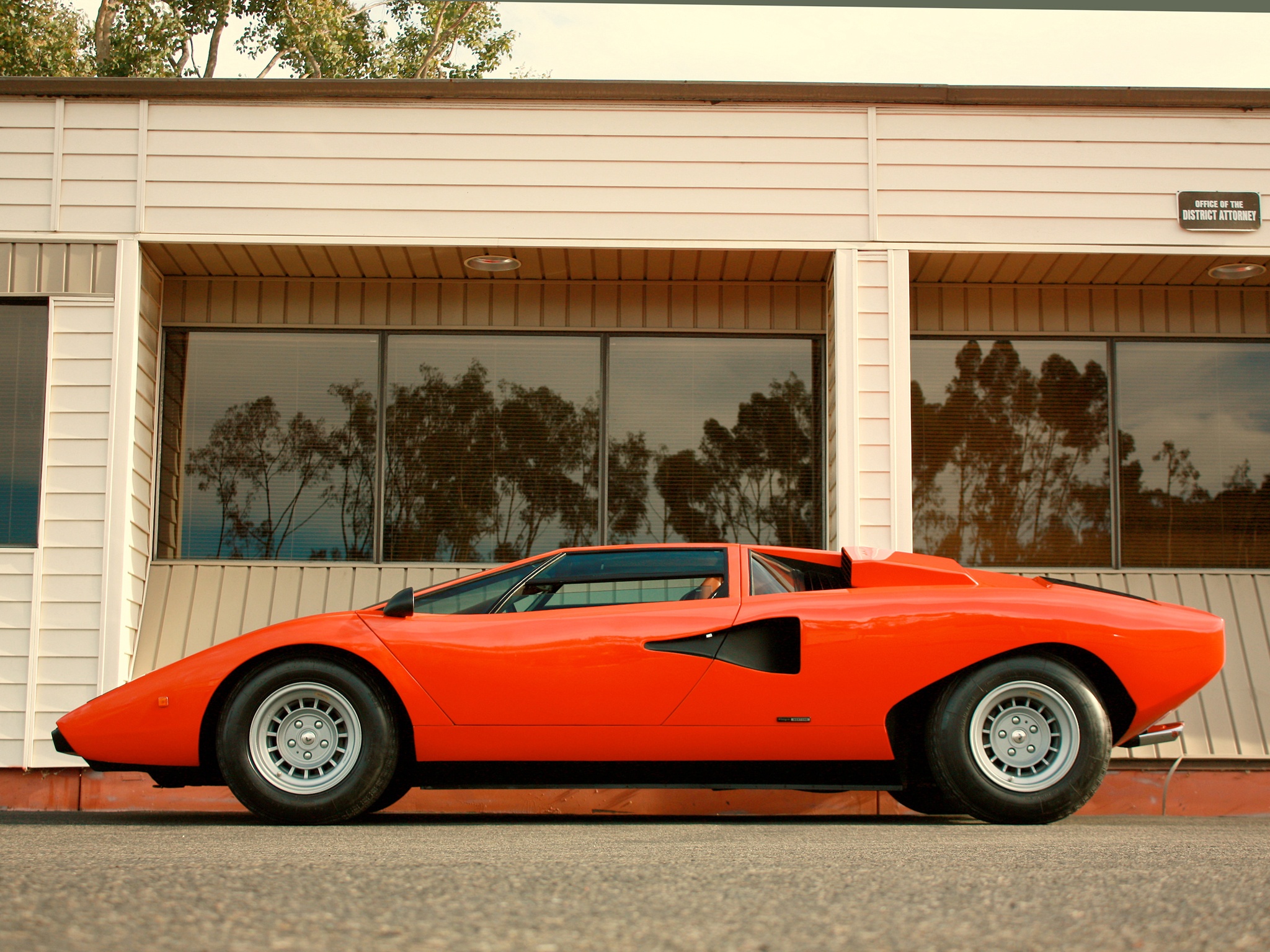 Download wallpaper red, building, Lamborghini, side view, countach ...