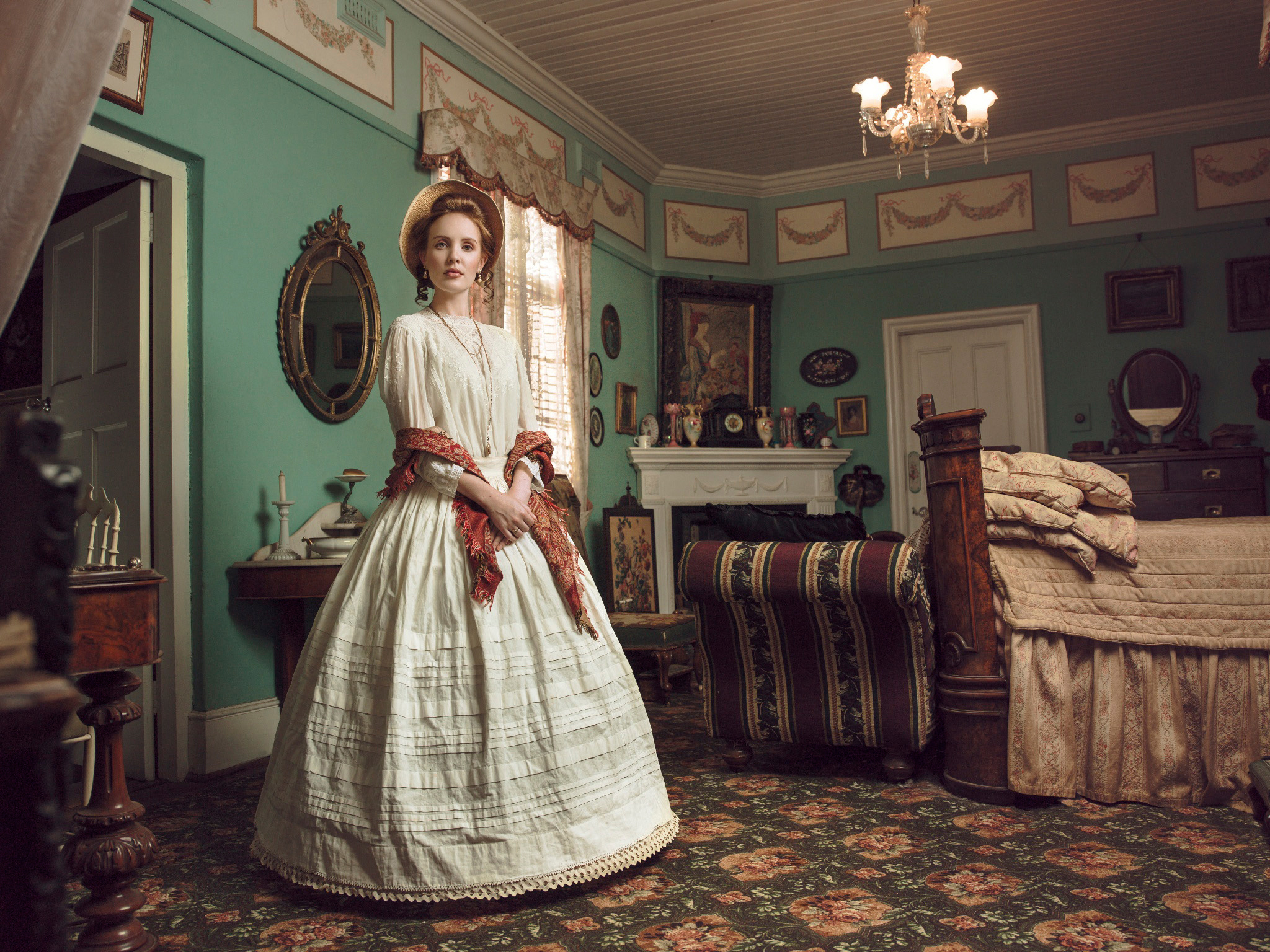 Фото в стиле старой игры. Платья викторианской эпохи Англия Эстетика. Девушка в старинном платье. Платье в Старом стиле. Фотосессия в старинных платьях.