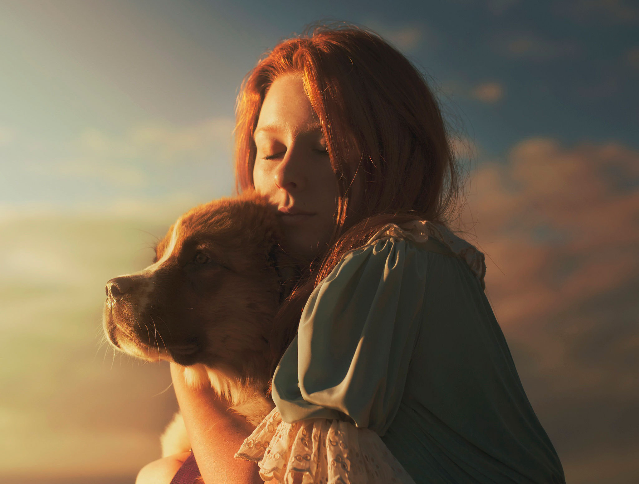 Собака и ее душа. Двушка обнимает собаку. Девушка с собакой. Рыжая девушка с собачкой. Девушка с собакой фотосессия.