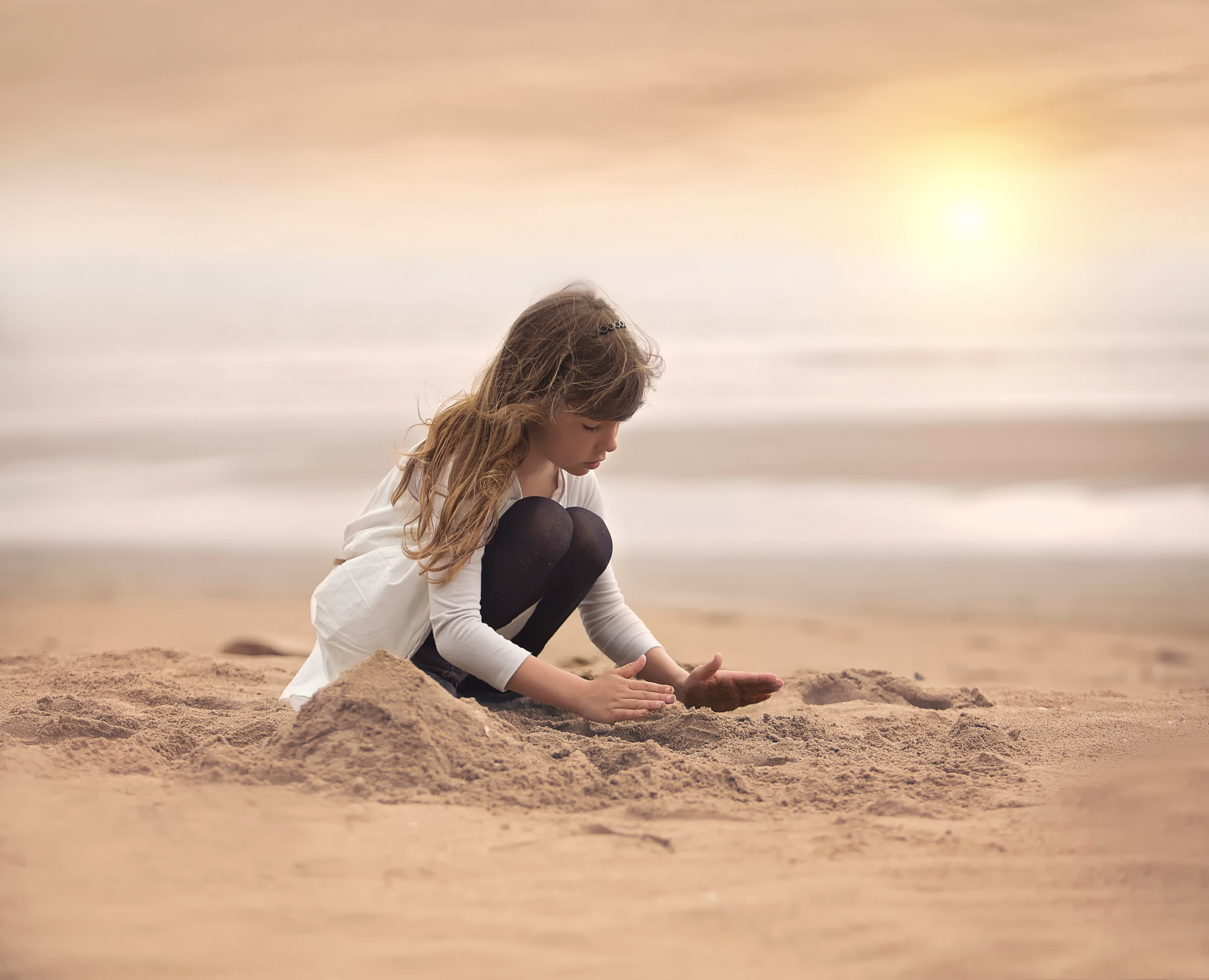 Девочки дети пляж. Девушка на песке. Девушка на берегу моря. Девочка сидит на берегу моря. Девушка сидит на песке.