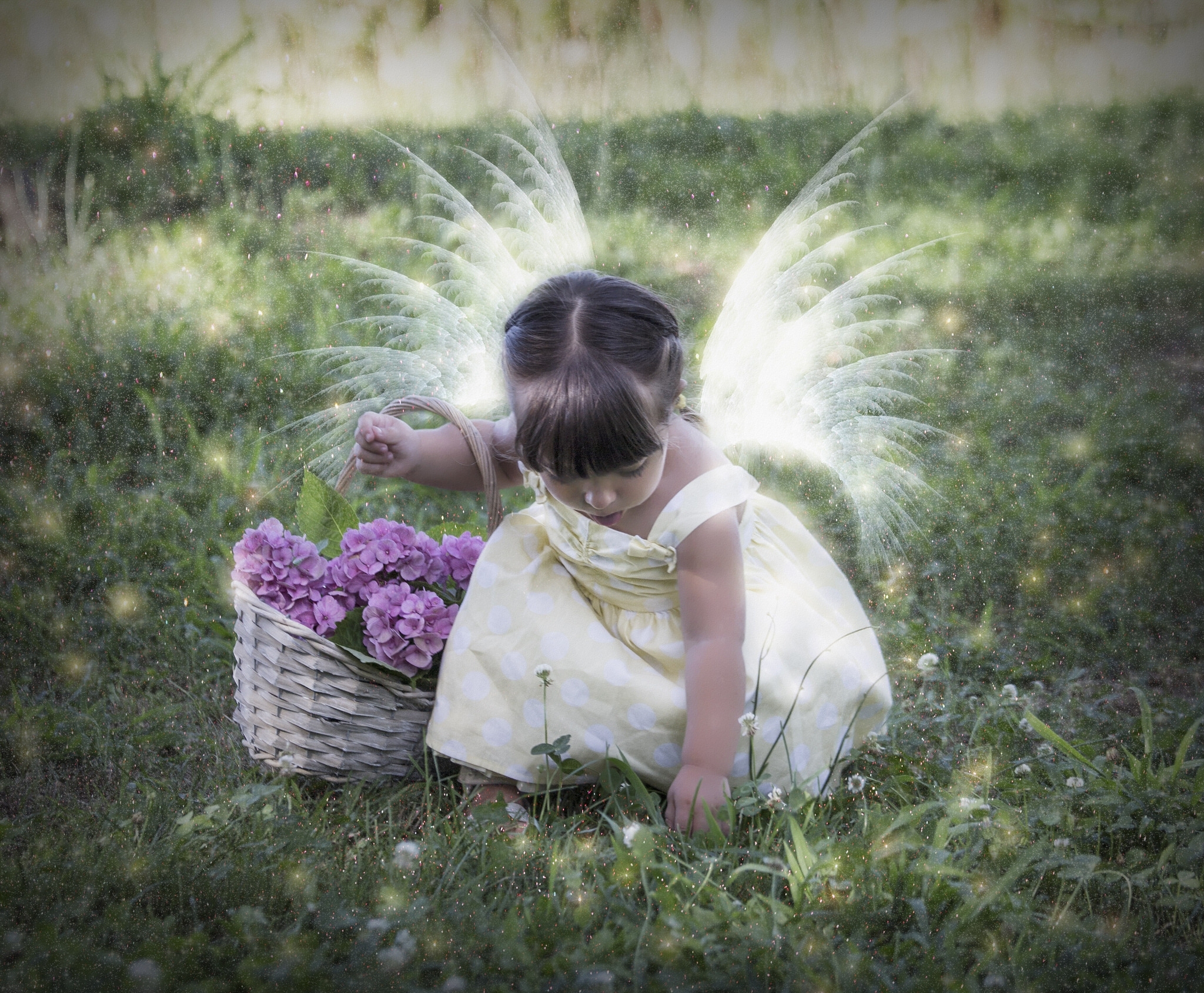 Маленькие вдохи. Ангел с цветами. Красивые маленькие девочки с цветами. Девочка с цветочком. Девочка Фея.