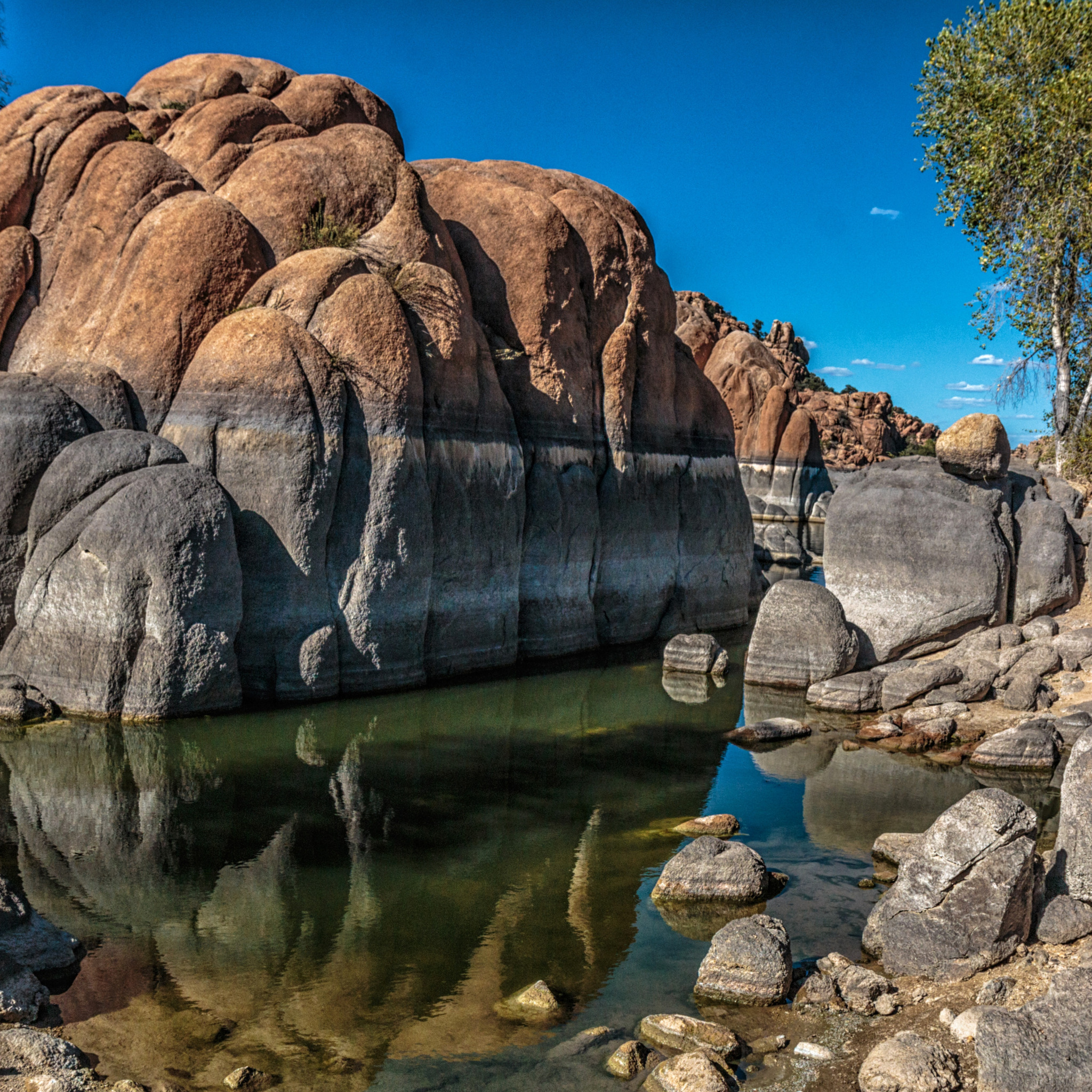 Lakes rocks. Каменный пейзаж. Округлые скалы камни. Озеро среди скал. Озеро с камнями.