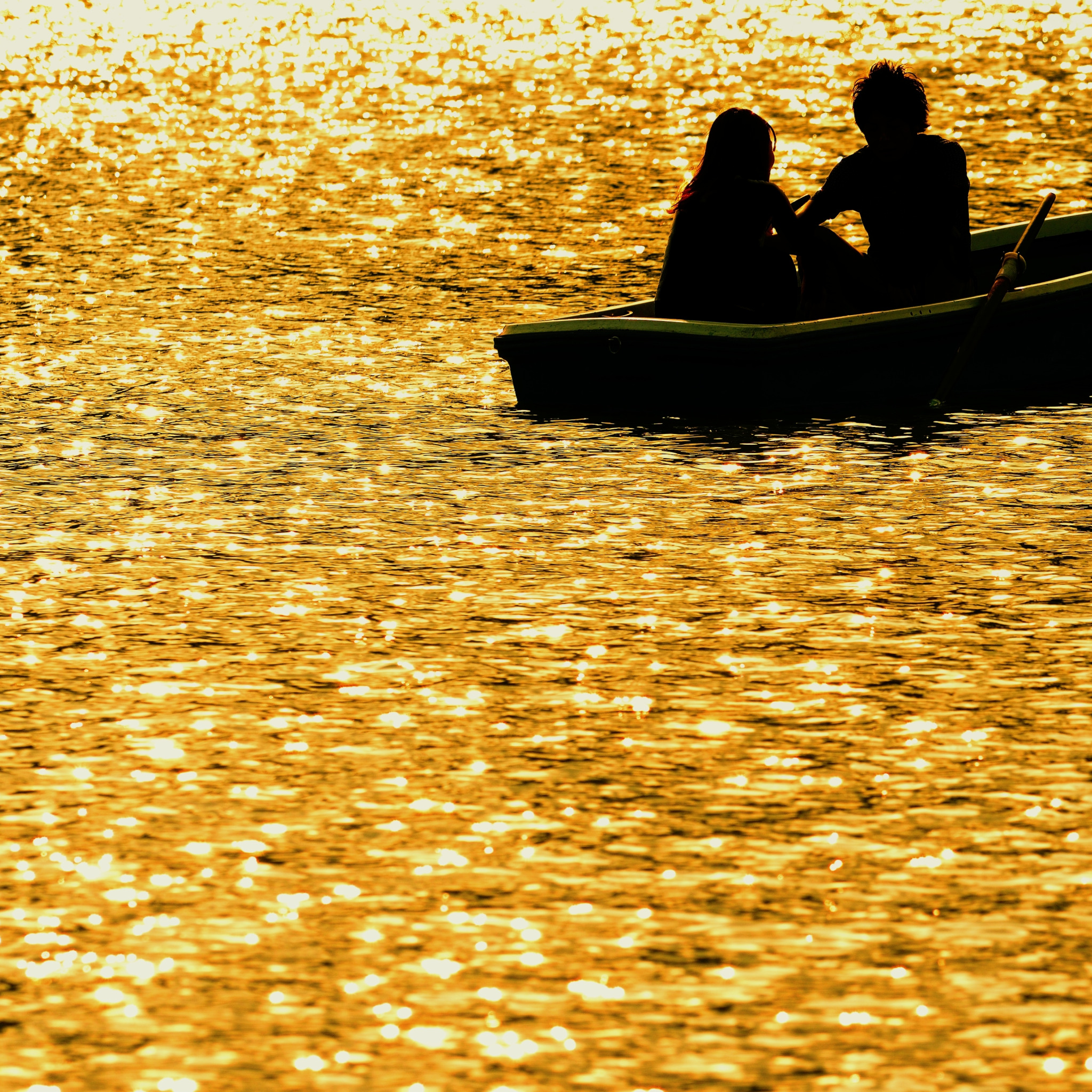 Двое в лодке песня. Лодка романтика. Двое в лодке. Двое в лодке на закате. Два человека в лодке.