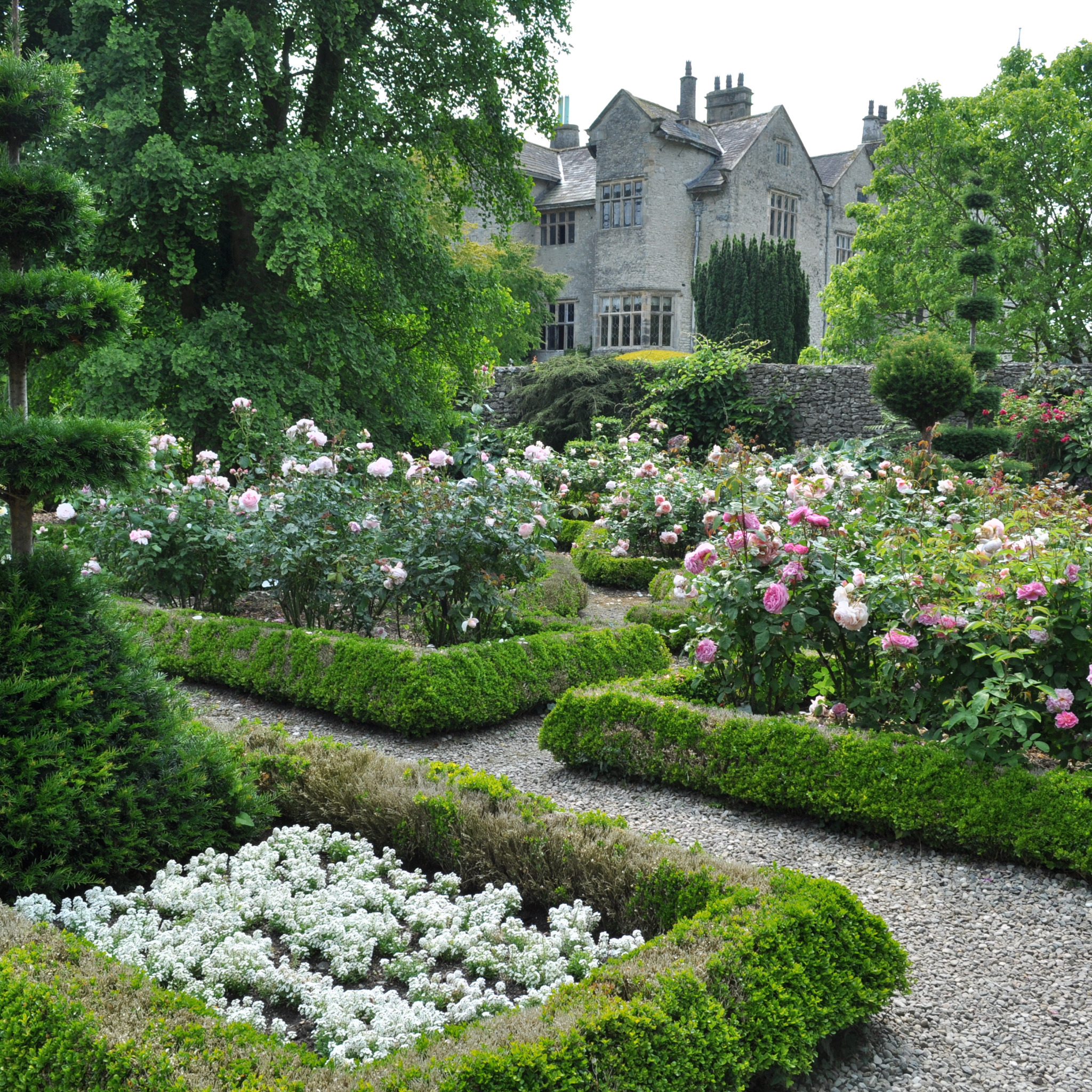 Castle garden. Сад Леонардсли в Англии. Шпалерные сады в Великобритании. Сады и парки Ирландии. Джеймс Смит ландшафтный дизайнер.