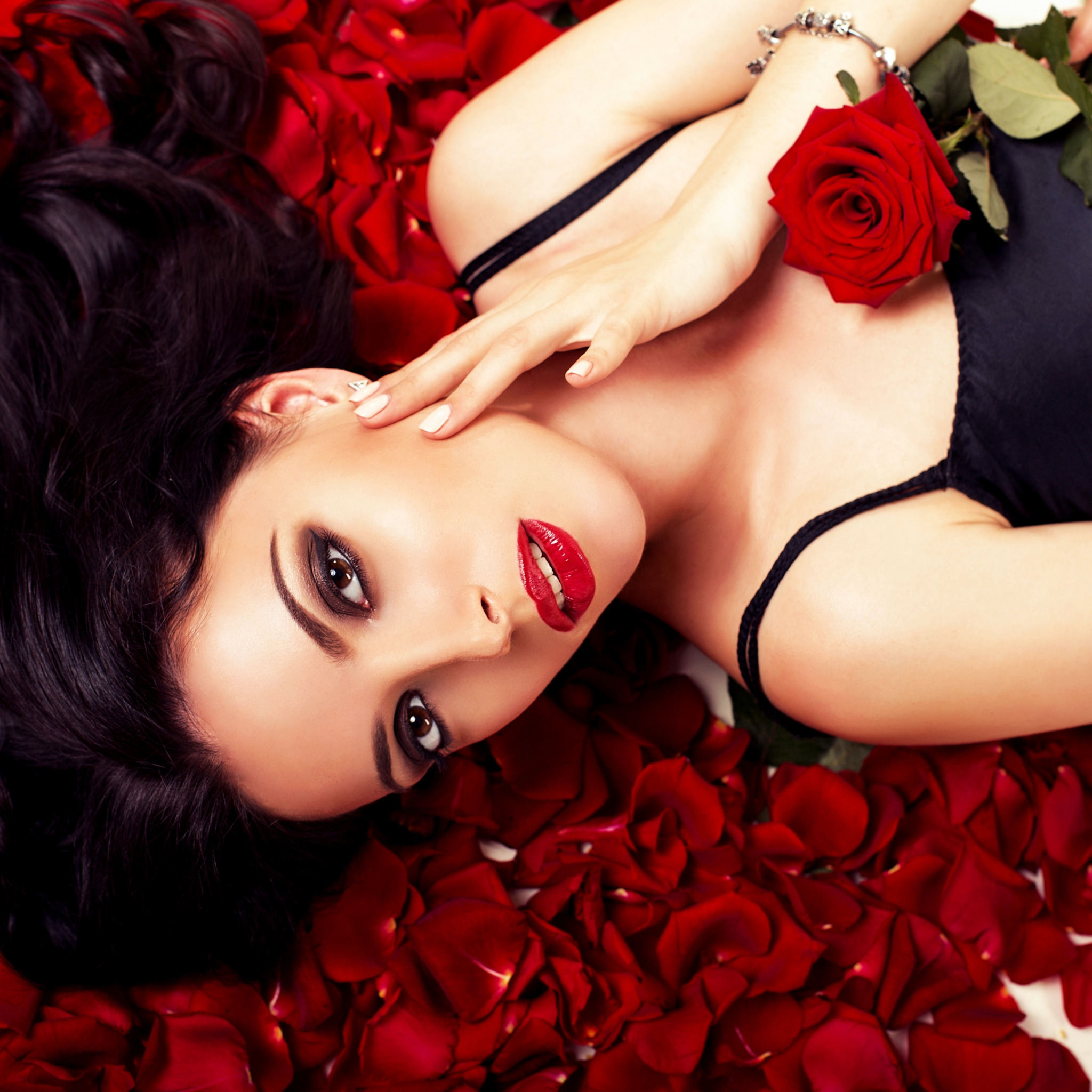 Очи страстные. Девушка с красными розами. Брюнетка с красными розами. Девушка в Красном. Фотосессия с розами.