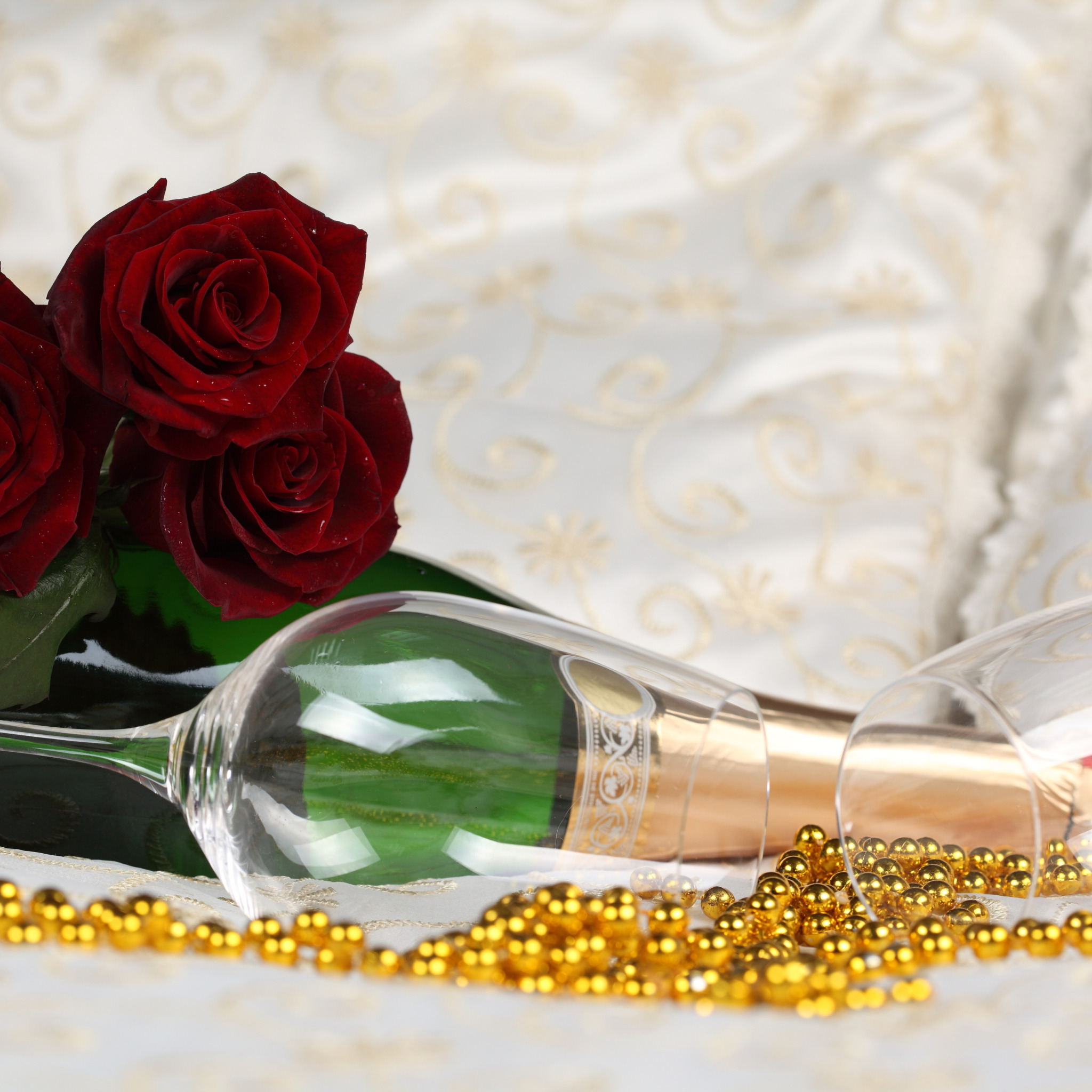 Шампанское и розы оригинал. Цветы и шампанское. Шампанское и розы. Шикарный букет цветов и шампанское. Весенний букет и шампанское.