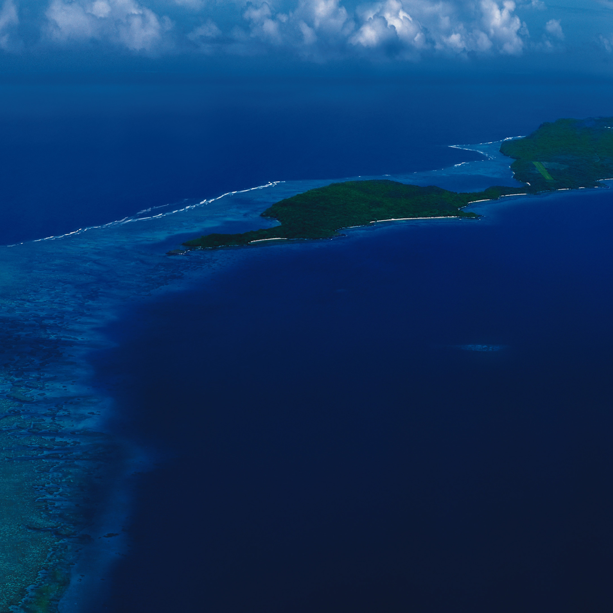 Воды карибских островов. Карибские острова. Острова Карибского моря небо. Эдж (остров). Летим над островами Карибского моря.