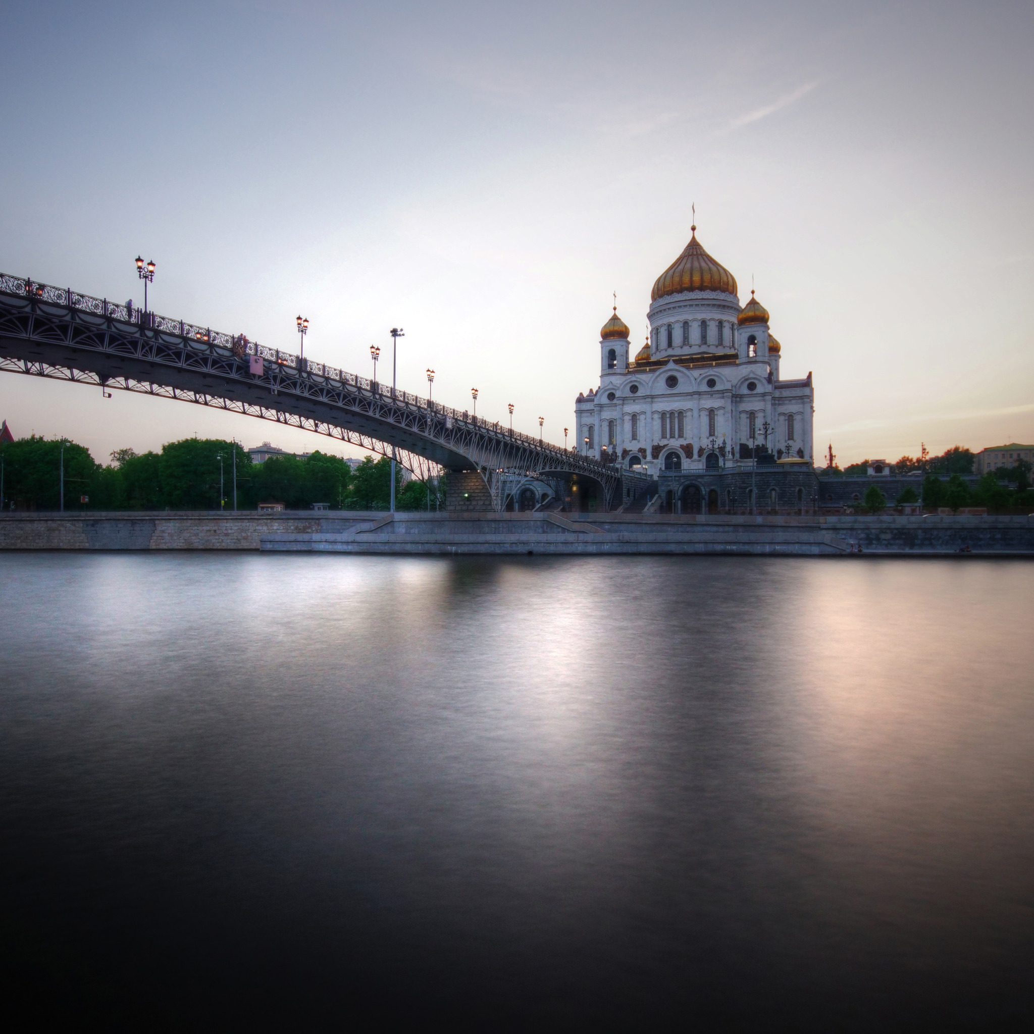 Москва река мост. Москва река храм Христа Спасителя. Патриарший мост в Москве. Храм Христа Спасителя вид с Москвы реки. Храм Христа Спасителя мост вид с моста на Кремль.