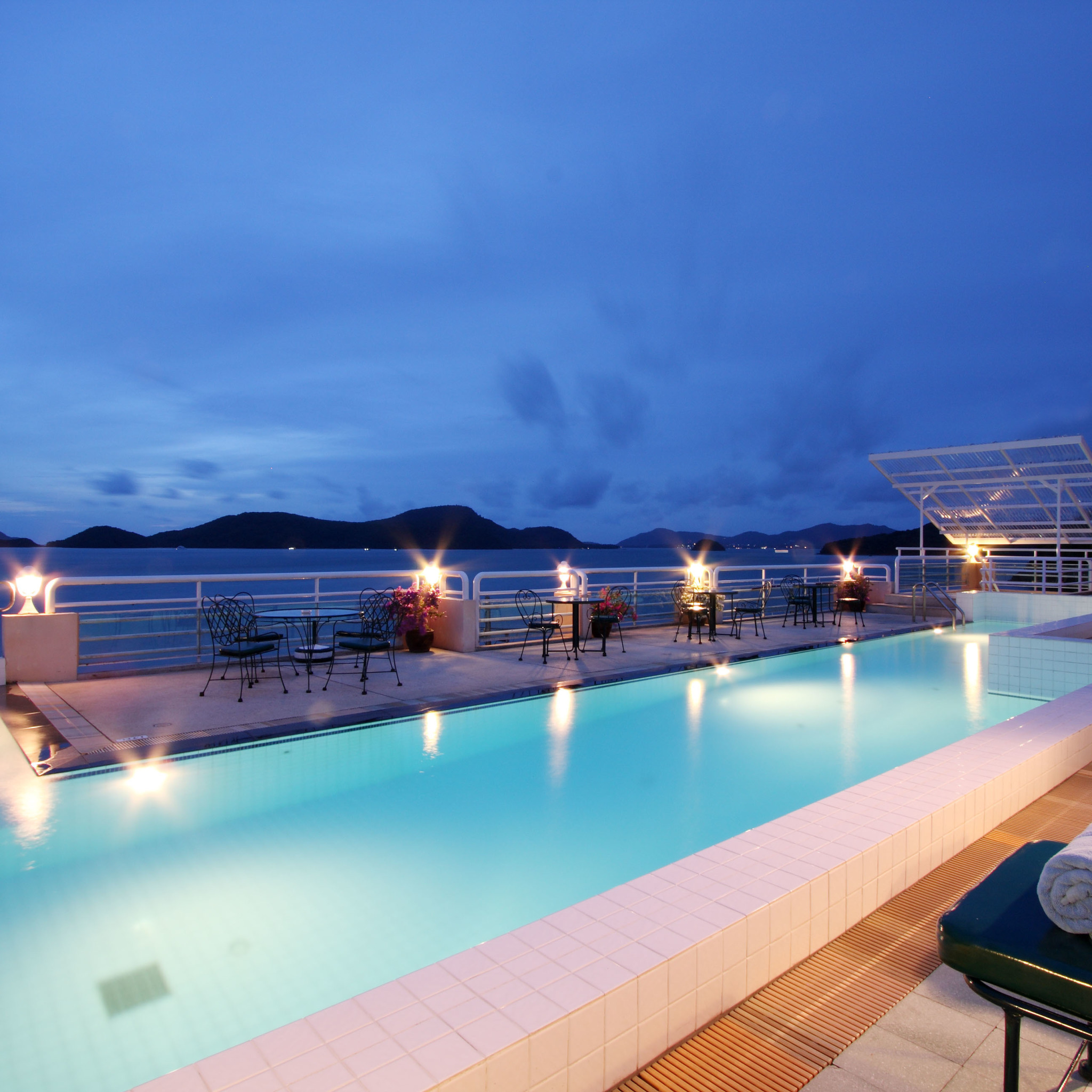 Kantary bay. Kantary Bay Hotel Phuket. Отель в Таиланде с бассейном с подсветкой. Kantary Bay Hotel Phuket Studio Suite номер. Cape & Kantary Rangsit Prosper Estate.