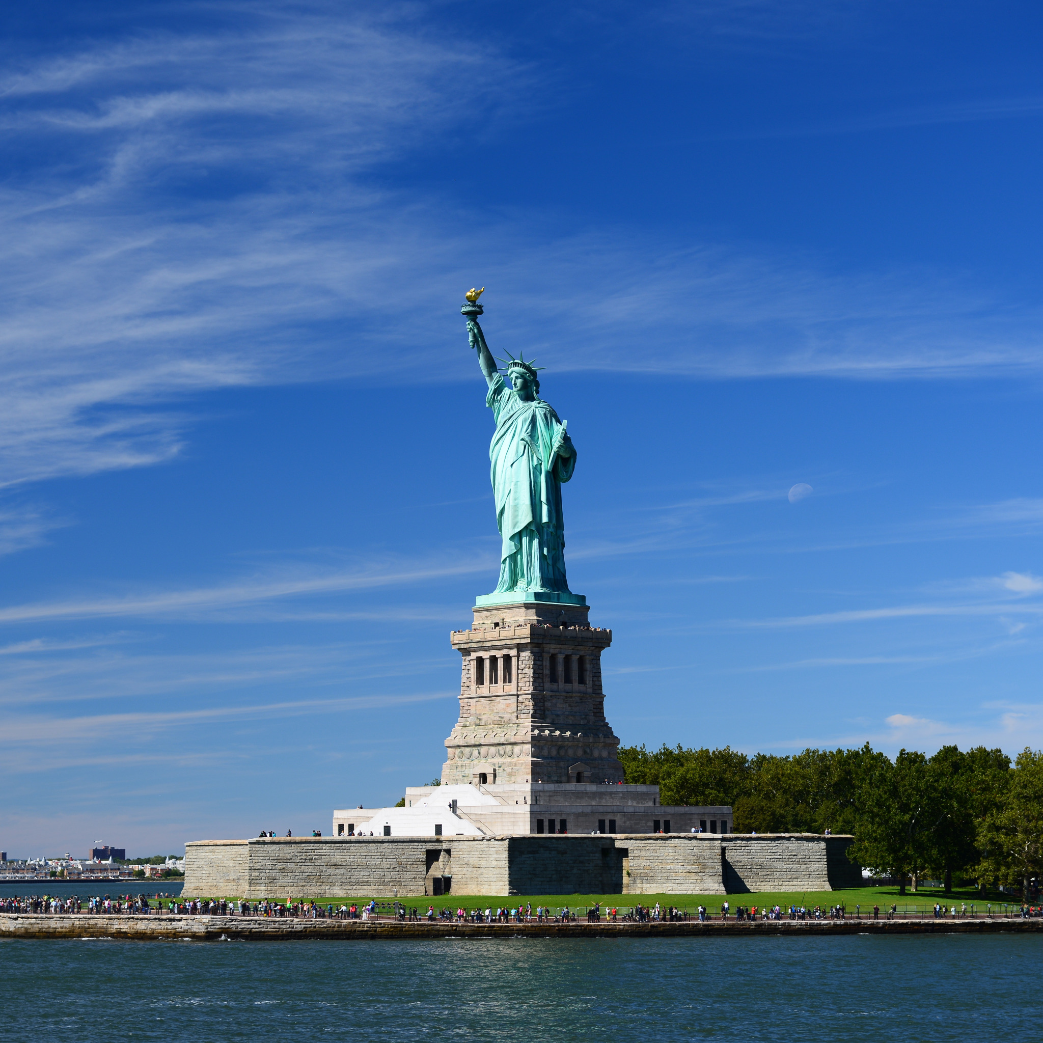 The statue of liberty. Статуя свободы Нью-Йорк. Нью Йорк монумент статуя свободы Нью-Йорк национальный. Статуя свободы Нью-Йорк 2020. Айвазовский Нью Йорк статуя свободы.