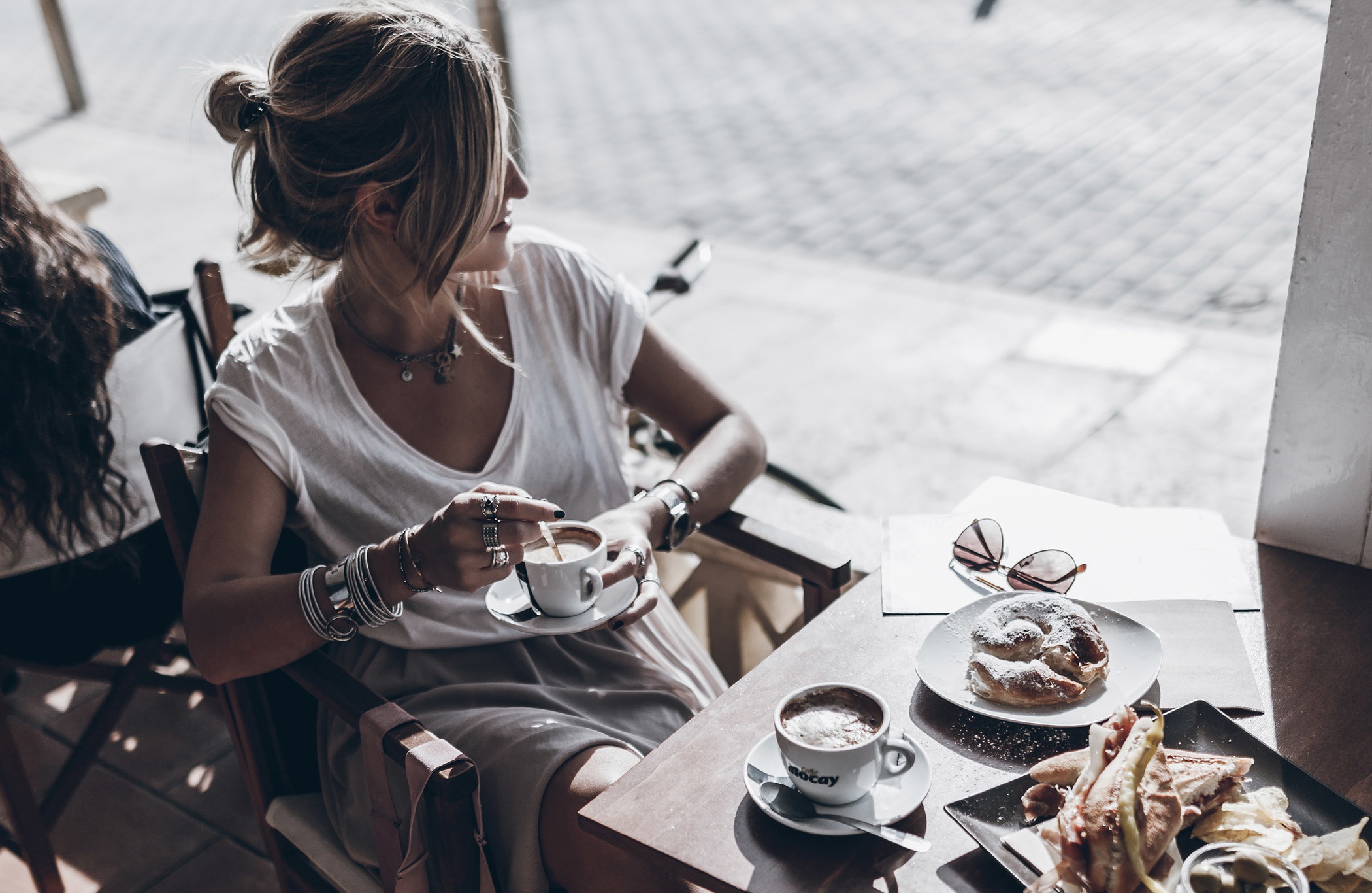 Фото девушек с кофе. Девушка с кофе. Девушка в кафе. Девушка с чашечкой кофе. Девушка в кофейне.