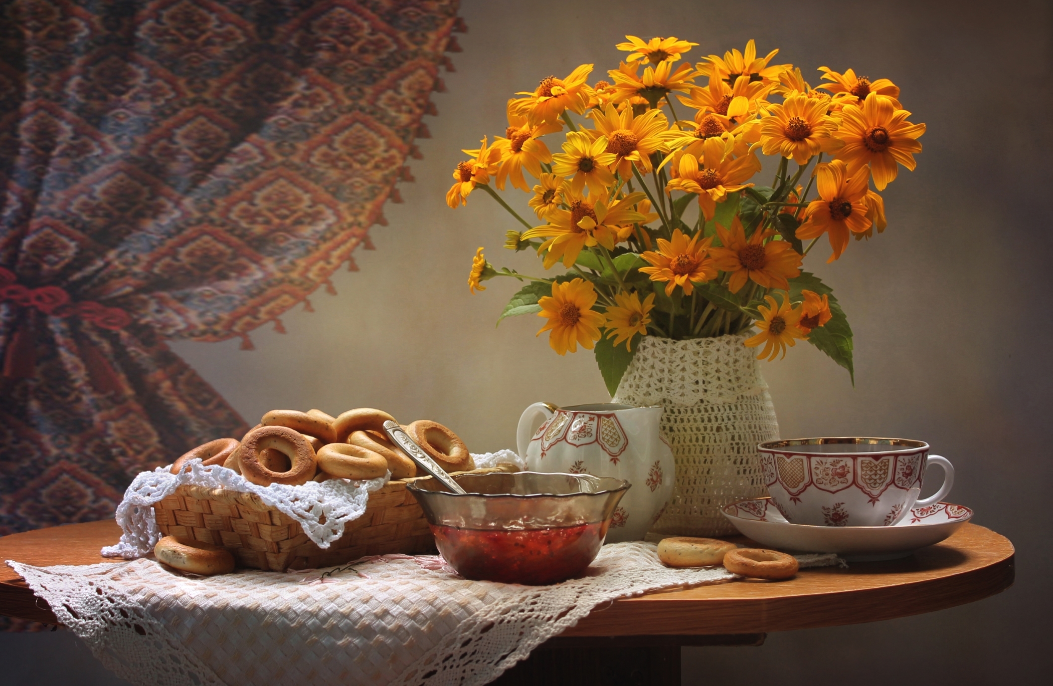 Утро буда. Уютный натюрморт. Осеннее чаепитие. Осенние цветы и чай. Натюрморт завтрак.