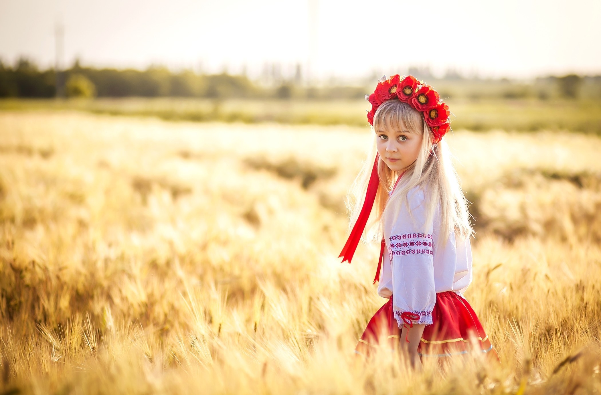 Радуюсь на украинском. Украинская девушка в поле. Красивые славянские дети. Фотосессия в пшеничном поле. Славянская девочка.