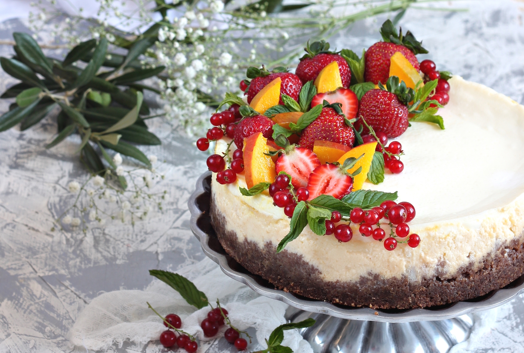 День торта картинка. Тортики. Летние торты с ягодами. Торт с цветами и клубникой. Торт цветочно фруктовый.